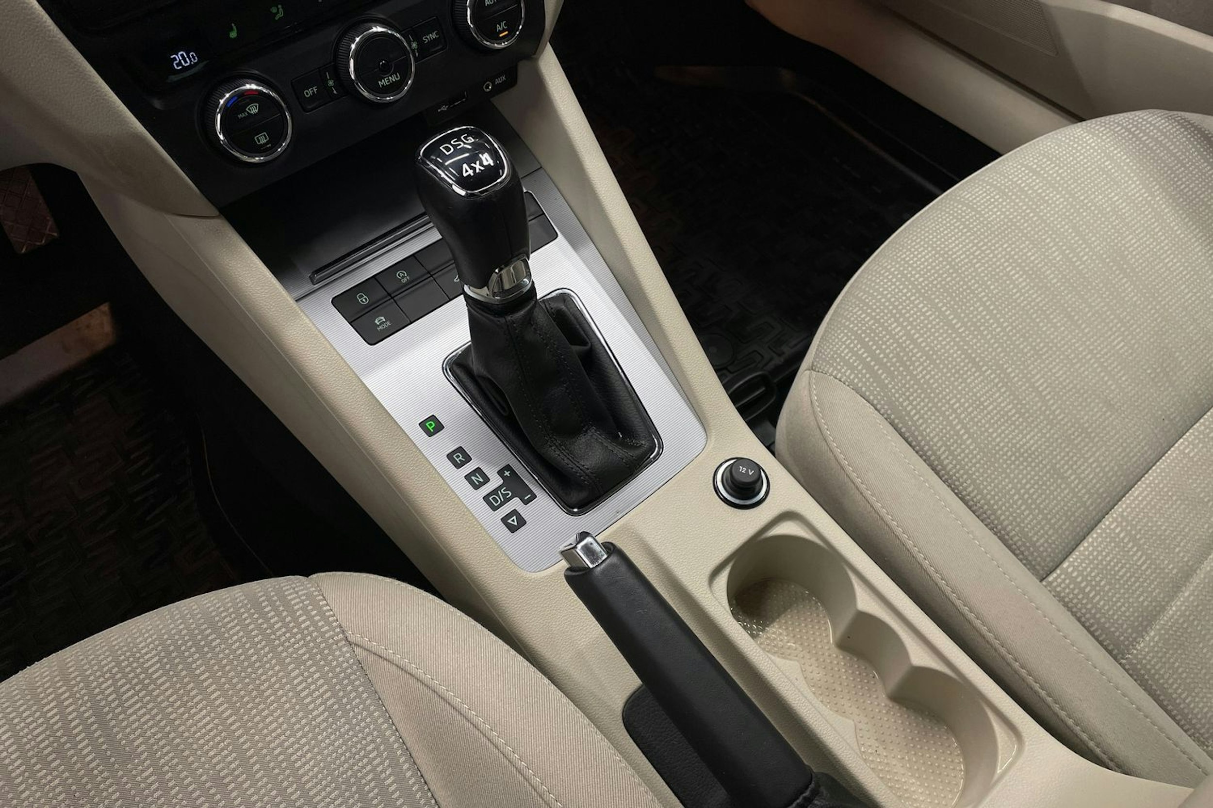 Valkoinen Skoda OCTAVIA 2016 kuva 17.