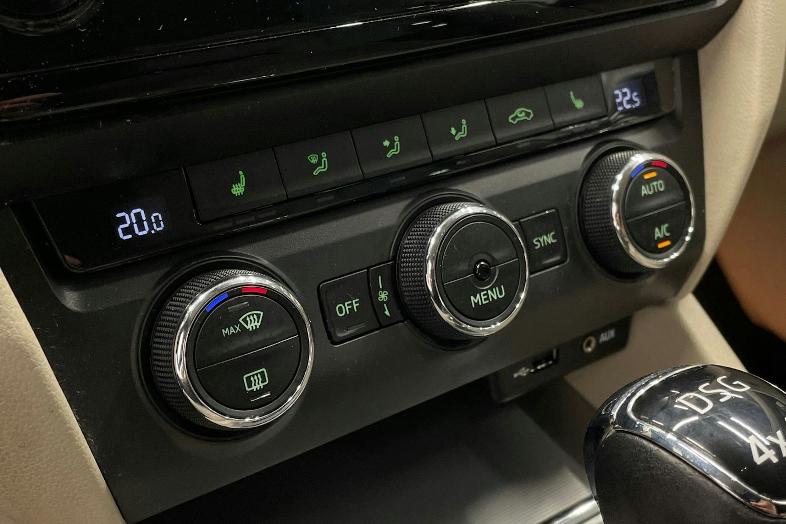 Valkoinen Skoda OCTAVIA 2016 kuva 18.