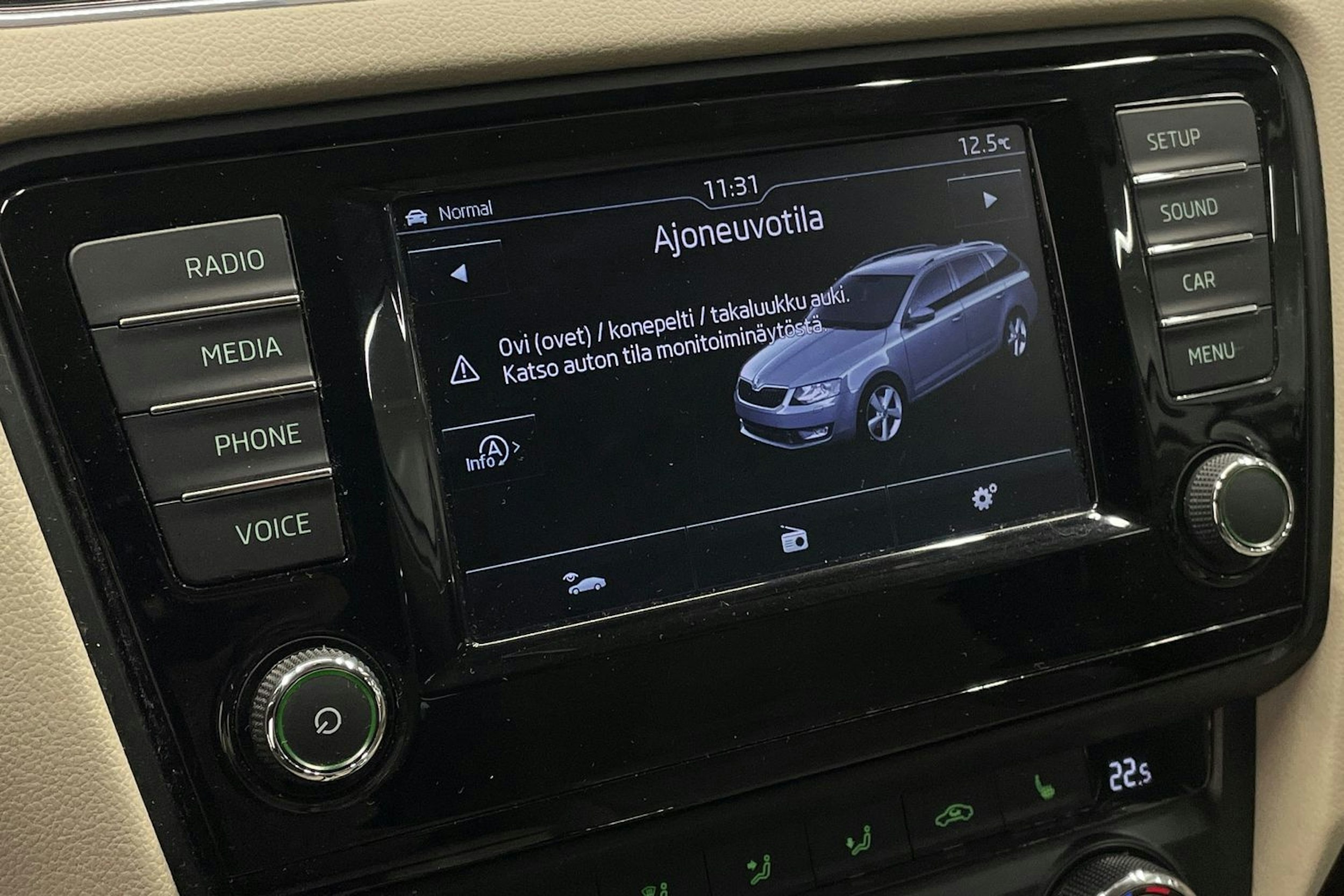 Valkoinen Skoda OCTAVIA 2016 kuva 19.