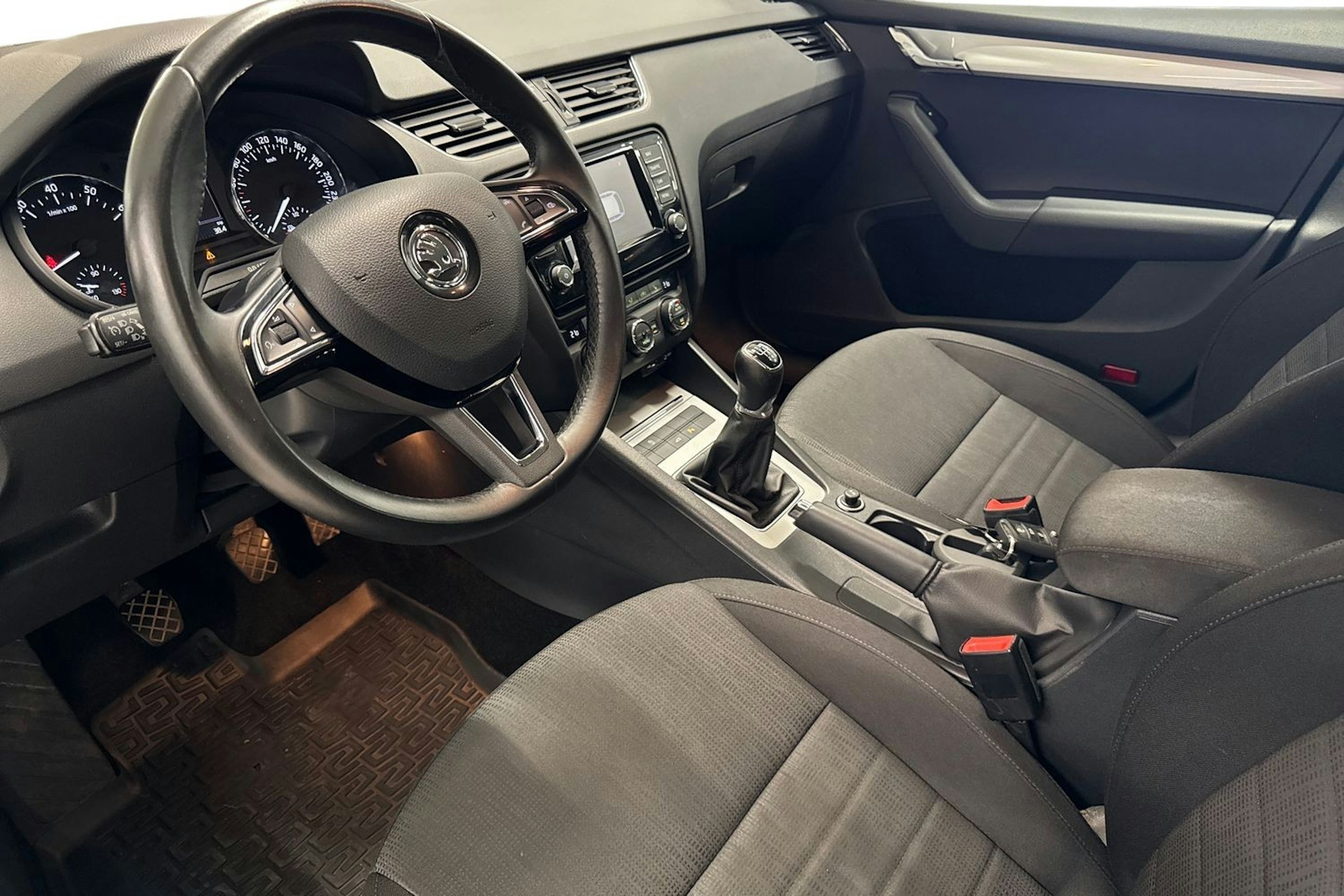 punainen Skoda Octavia 2016 kuva 7.