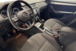punainen Skoda Octavia 2016 kuva 7.