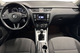 punainen Skoda Octavia 2016 kuva 9.