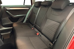 punainen Skoda Octavia 2016 kuva 10.