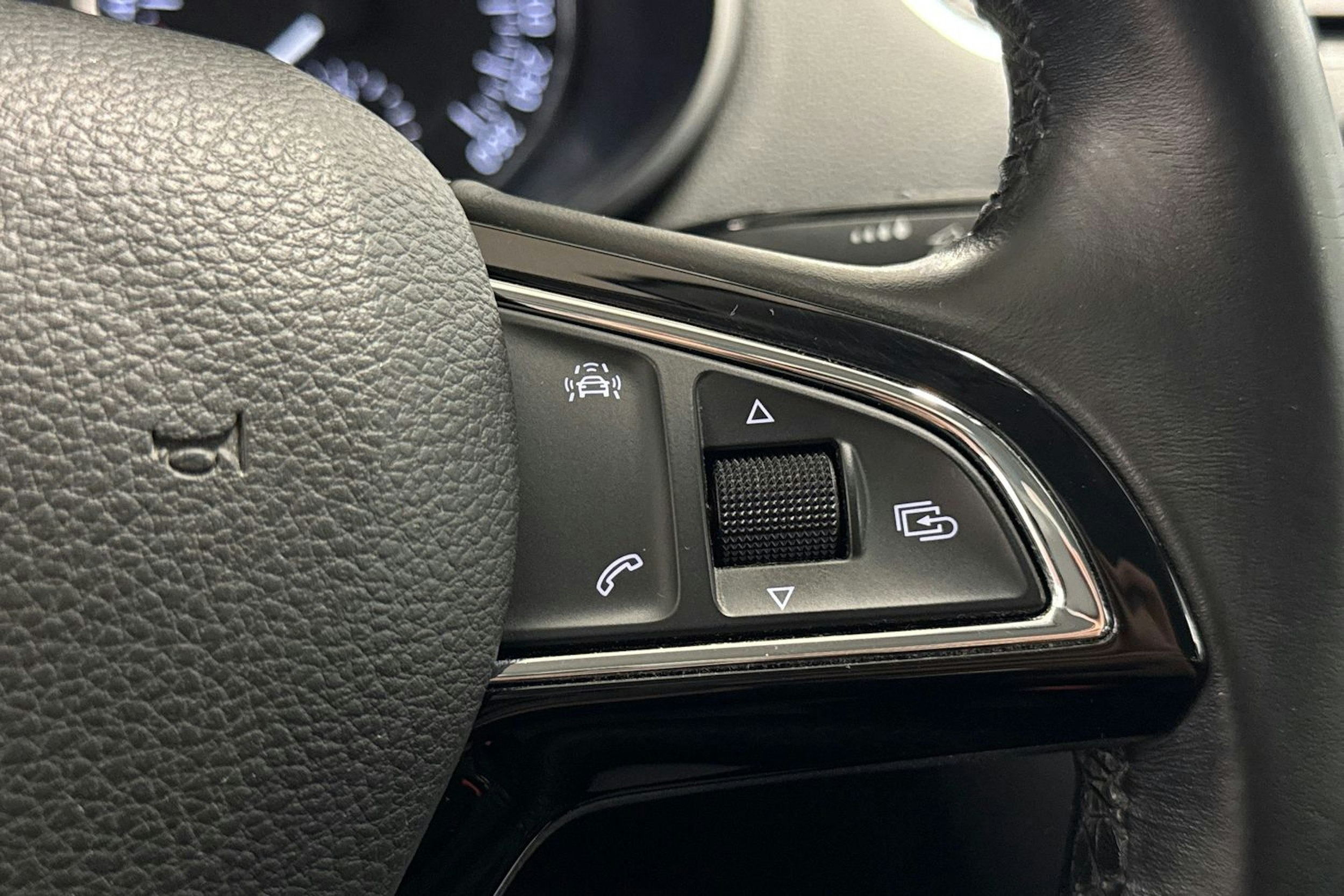 punainen Skoda Octavia 2016 kuva 16.