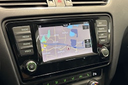 punainen Skoda Octavia 2016 kuva 17.