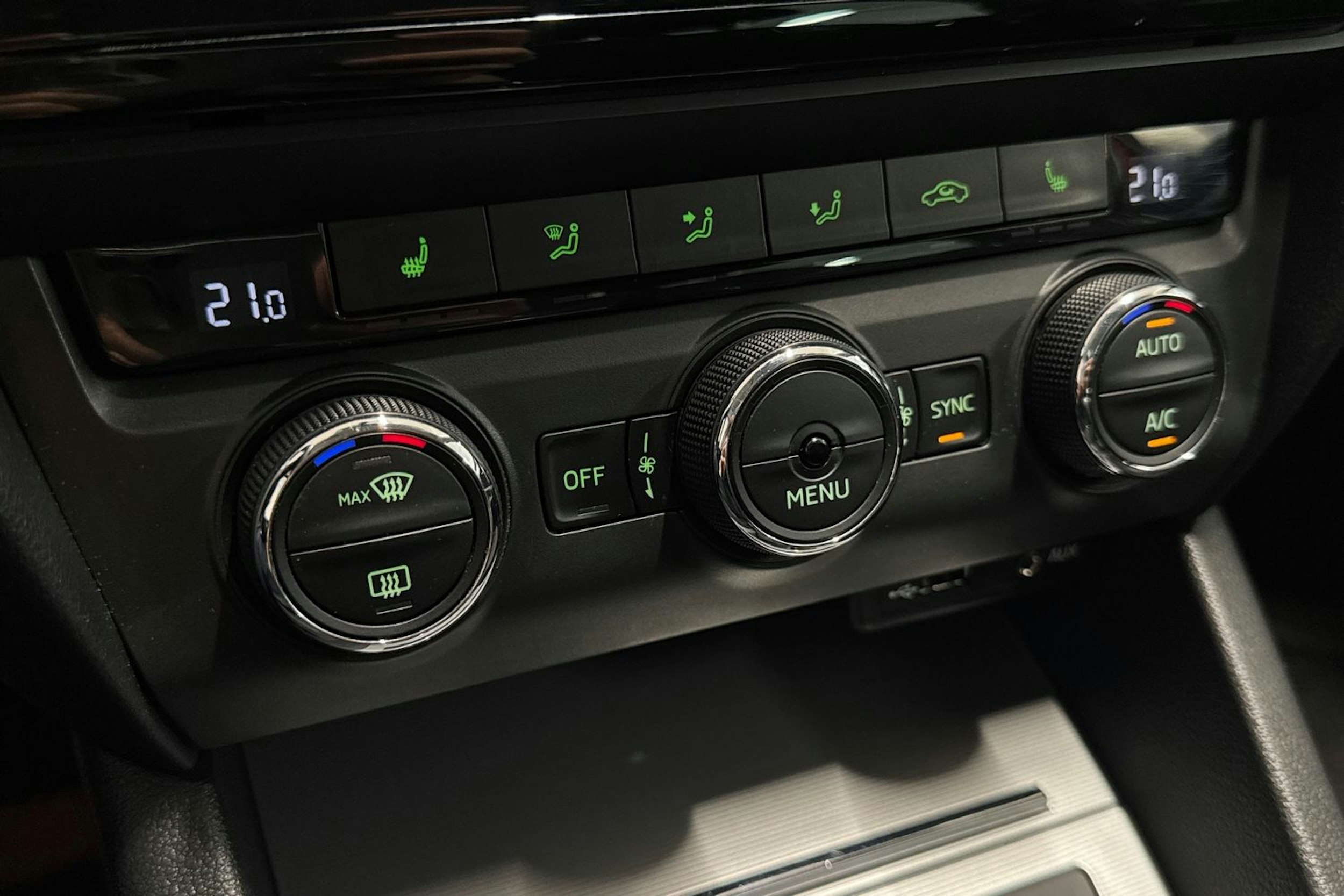 punainen Skoda Octavia 2016 kuva 21.