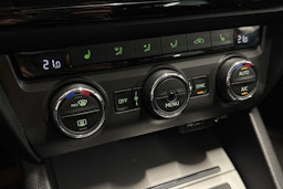 punainen Skoda Octavia 2016 kuva 21.