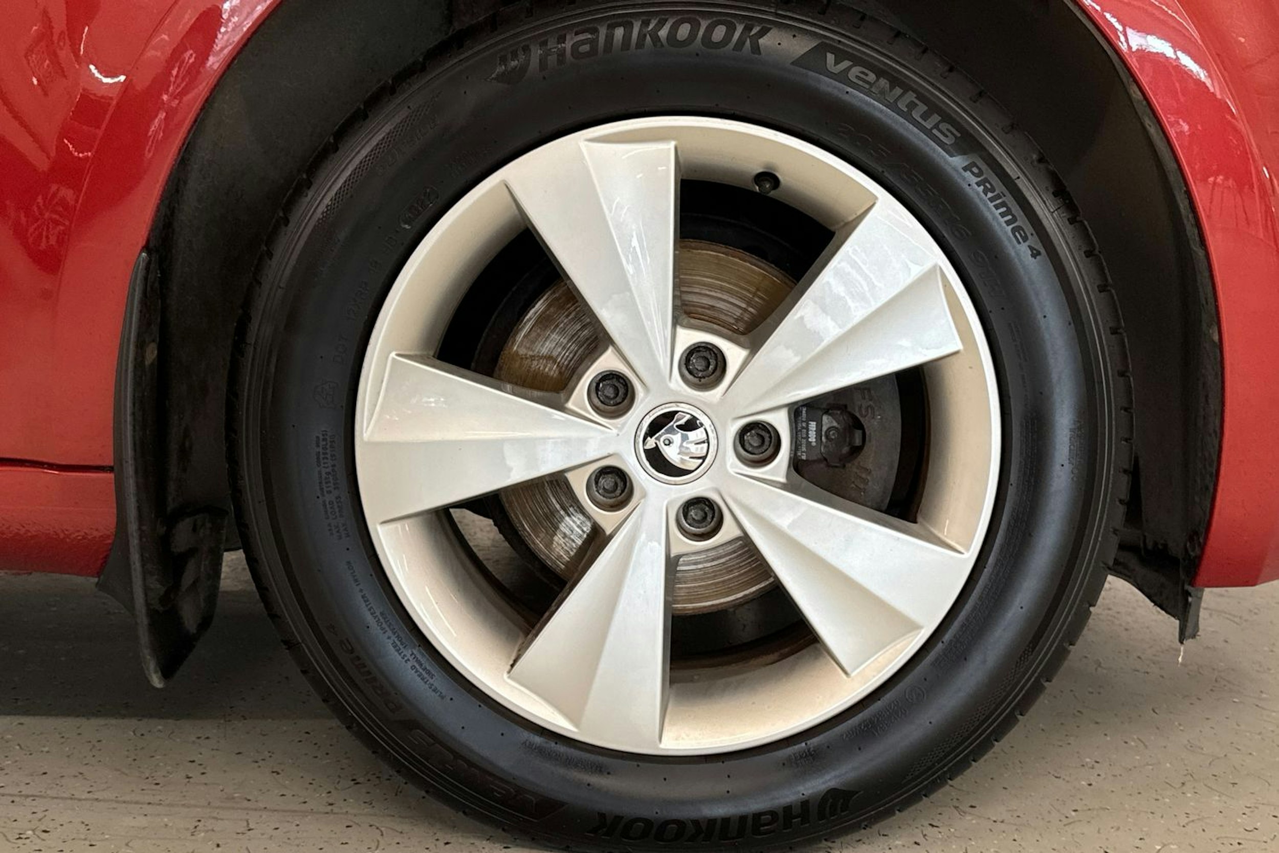 punainen Skoda Octavia 2016 kuva 24.
