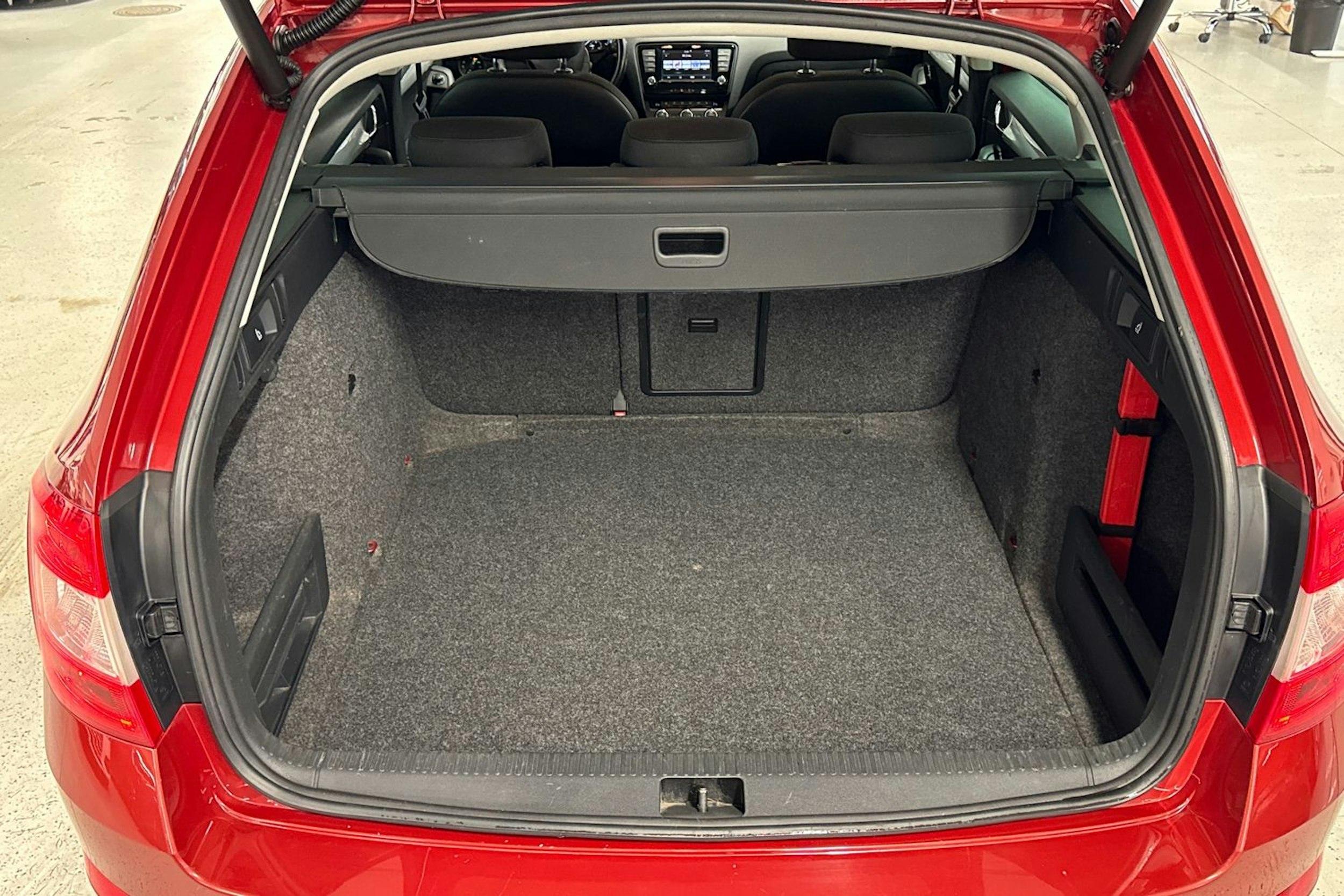 punainen Skoda Octavia 2016 kuva 27.