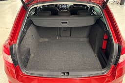 punainen Skoda Octavia 2016 kuva 27.