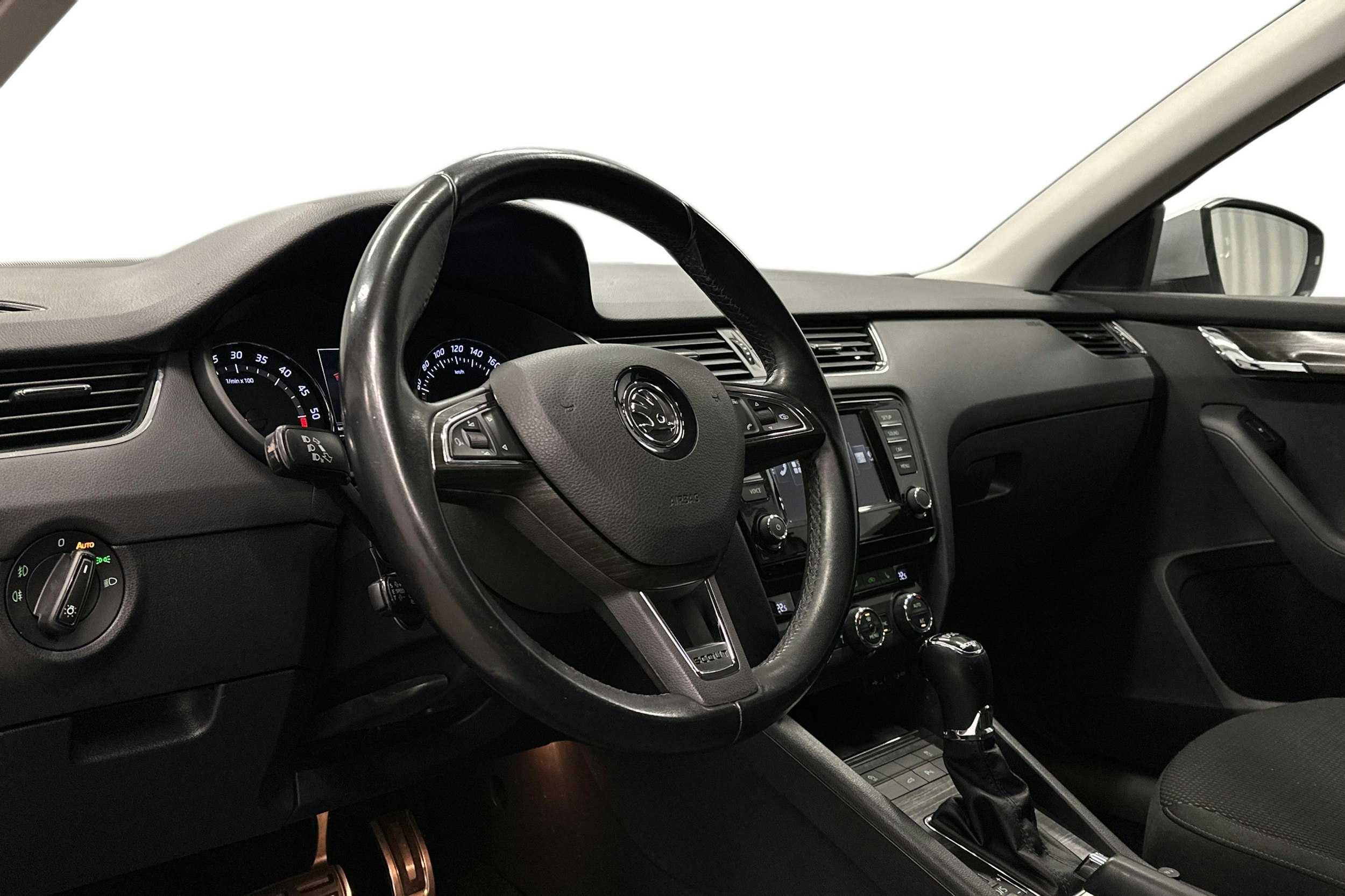 harmaa Skoda Octavia 2016 kuva 7.