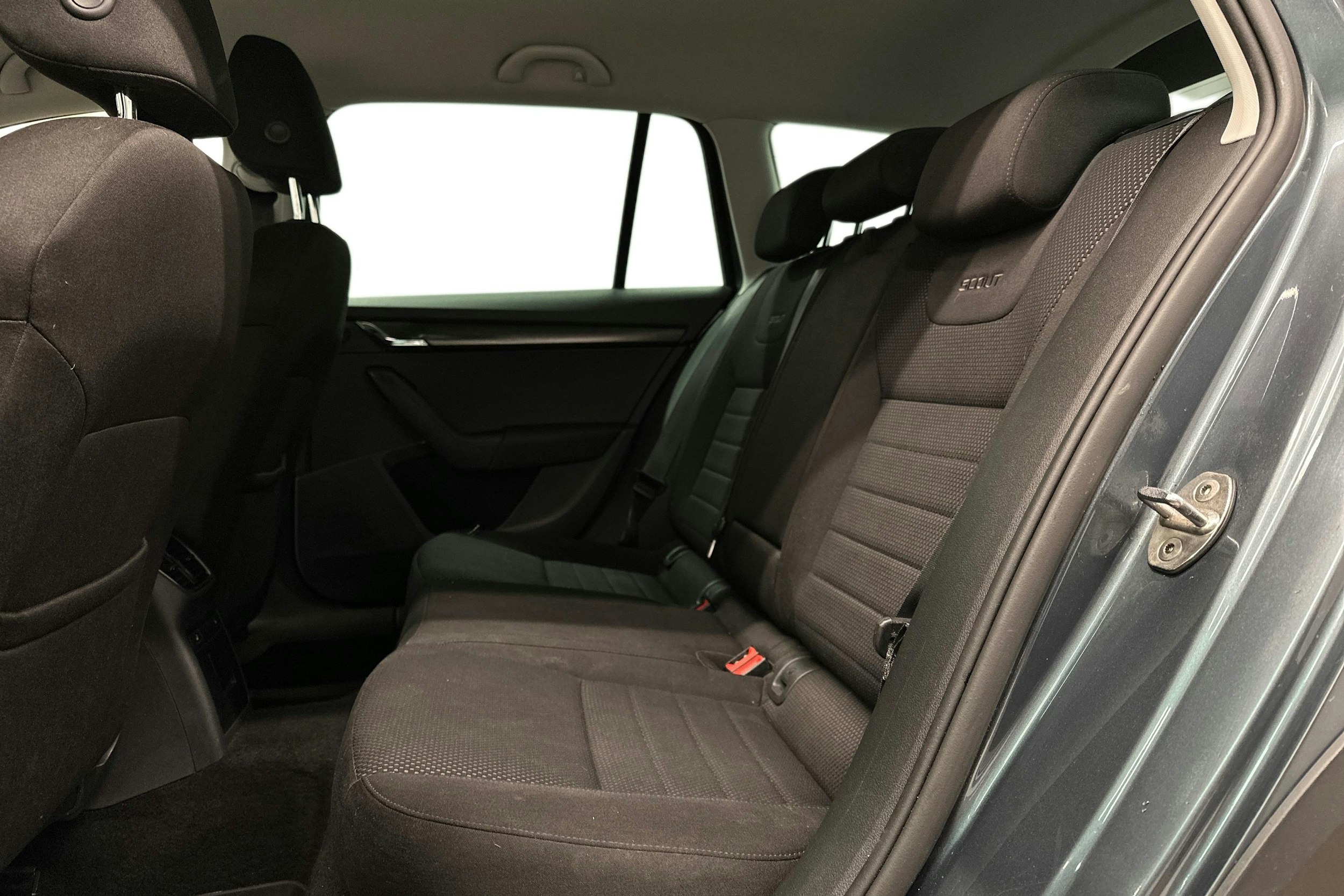 harmaa Skoda Octavia 2016 kuva 10.