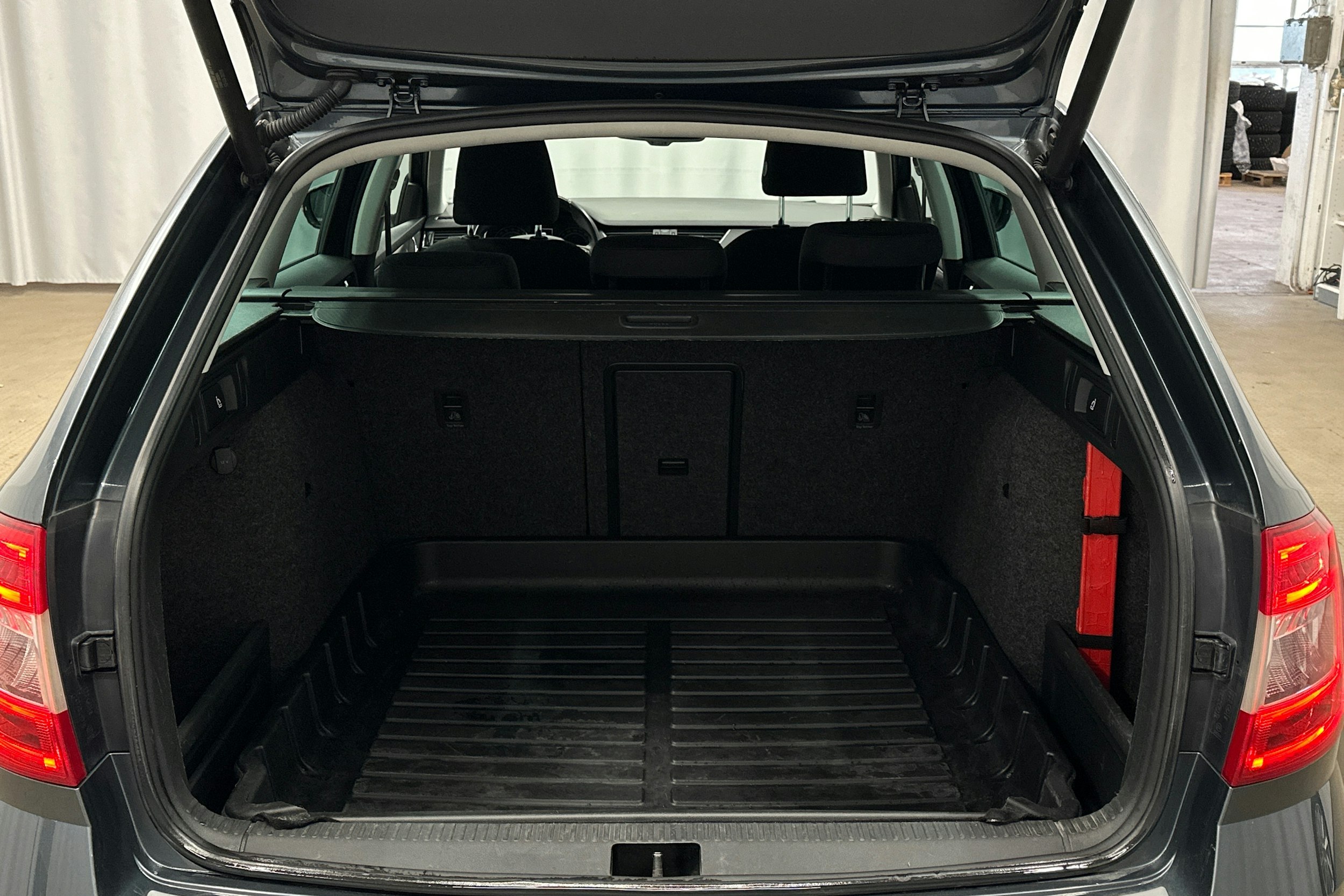 harmaa Skoda Octavia 2016 kuva 16.