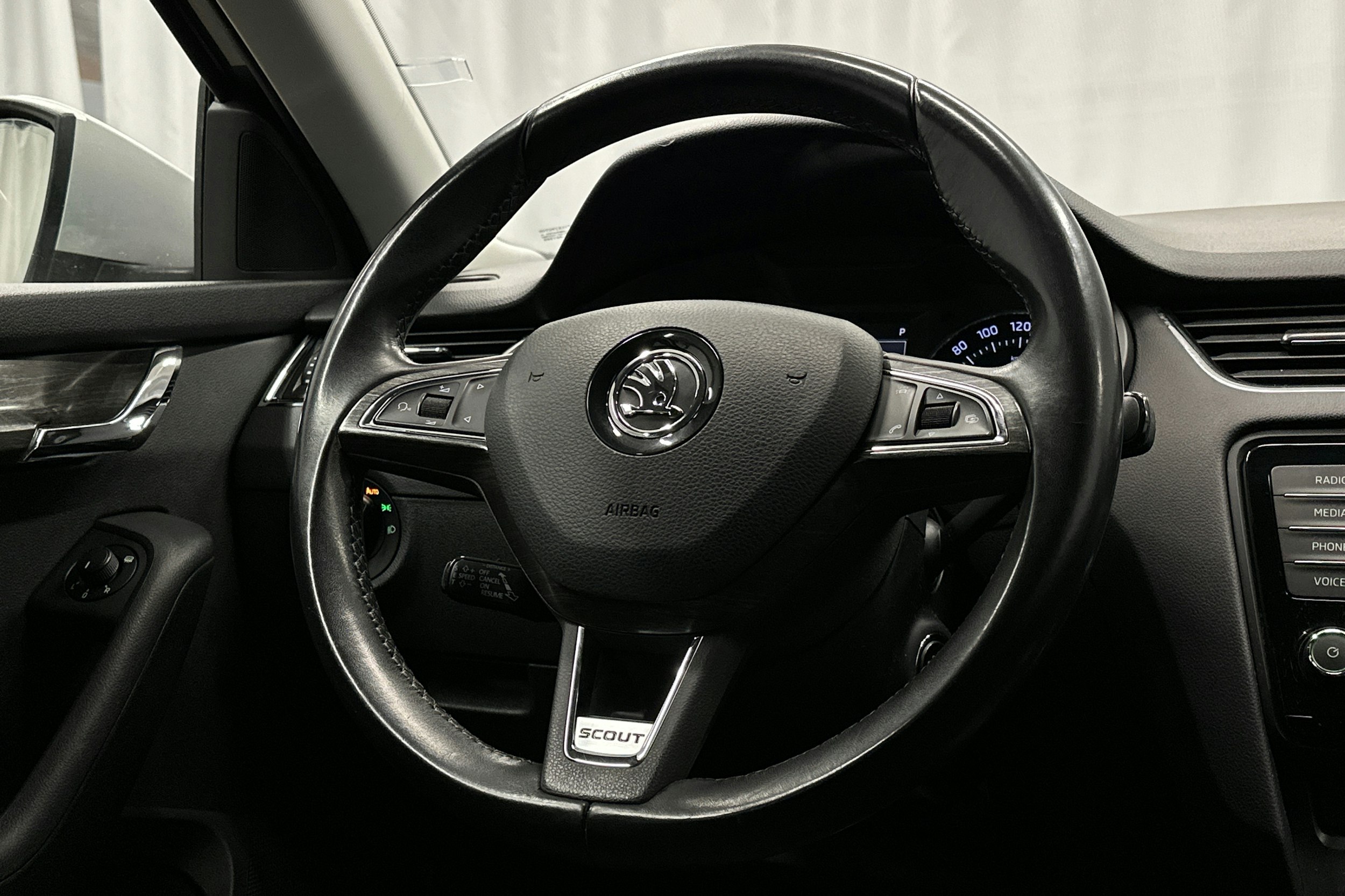 harmaa Skoda Octavia 2016 kuva 18.