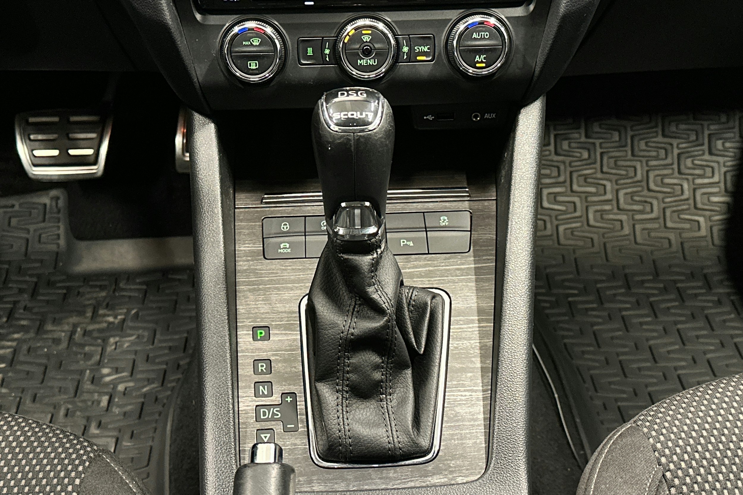 harmaa Skoda Octavia 2016 kuva 19.