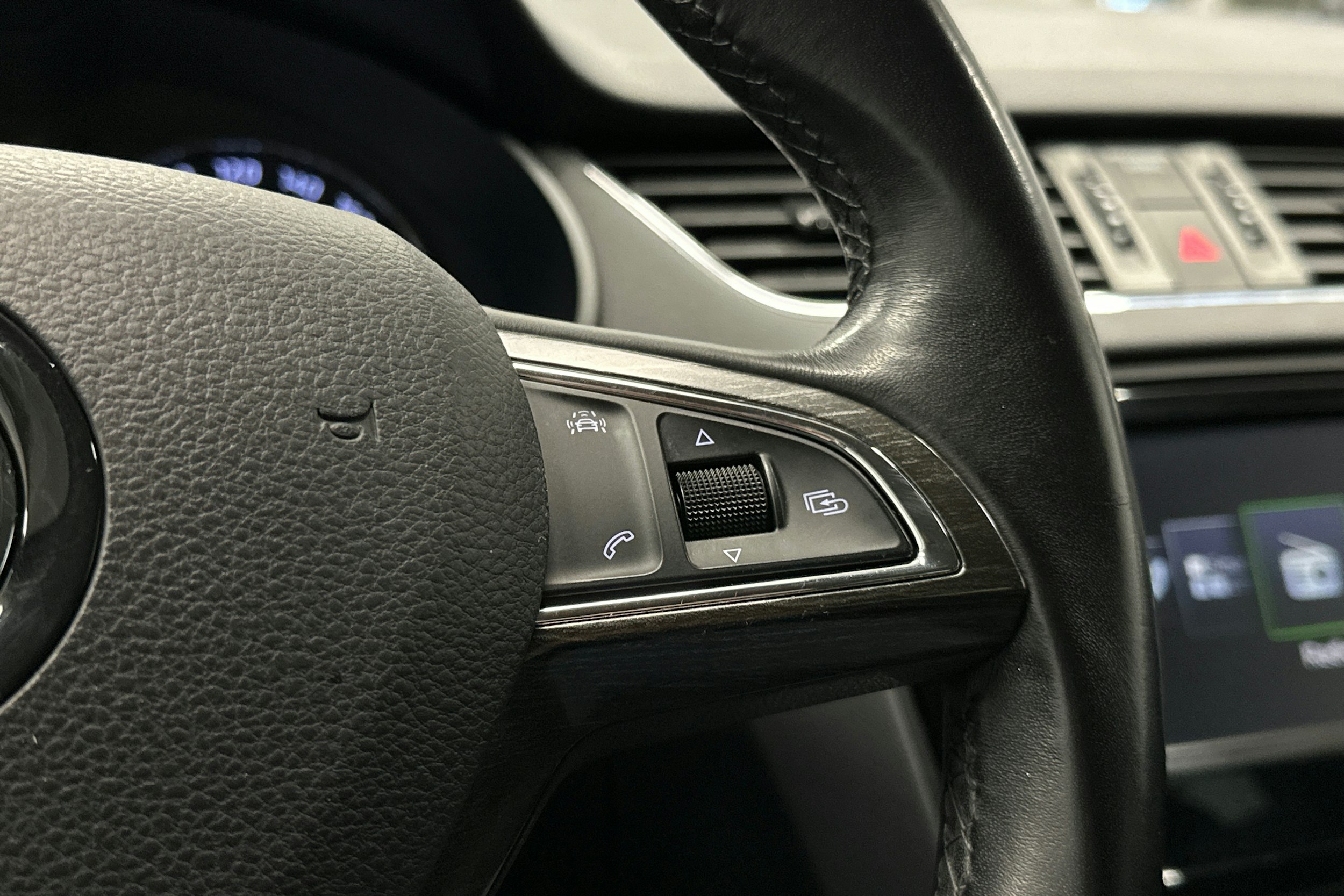 harmaa Skoda Octavia 2016 kuva 21.