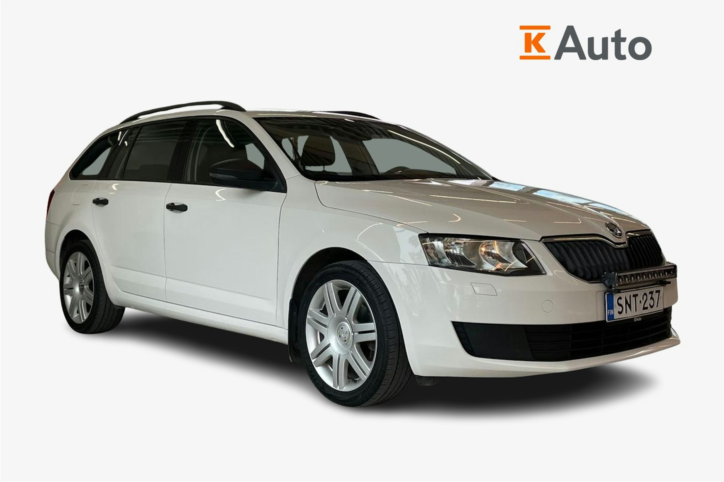 Valkoinen Skoda OCTAVIA 2016 kuva 1.