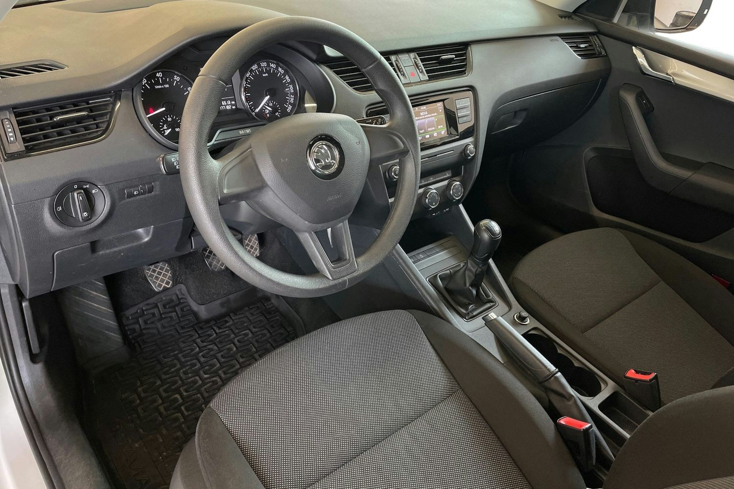 Valkoinen Skoda OCTAVIA 2016 kuva 7.