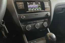Valkoinen Skoda OCTAVIA 2016 kuva 20.