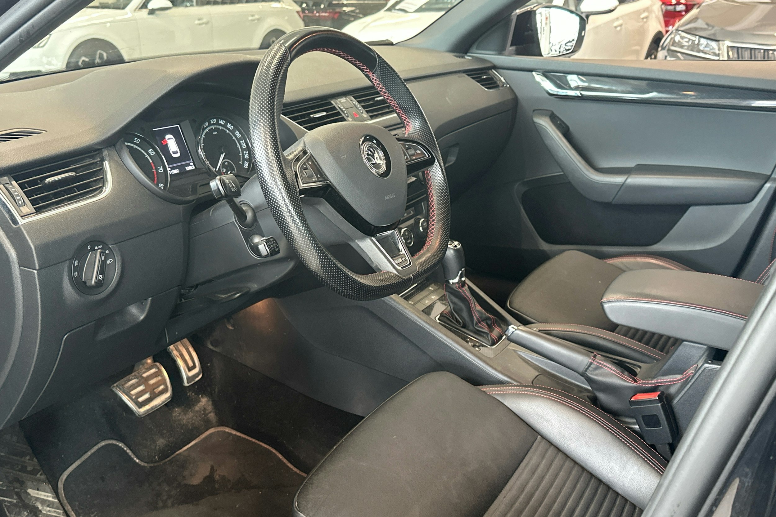 musta Skoda Octavia 2016 kuva 6.