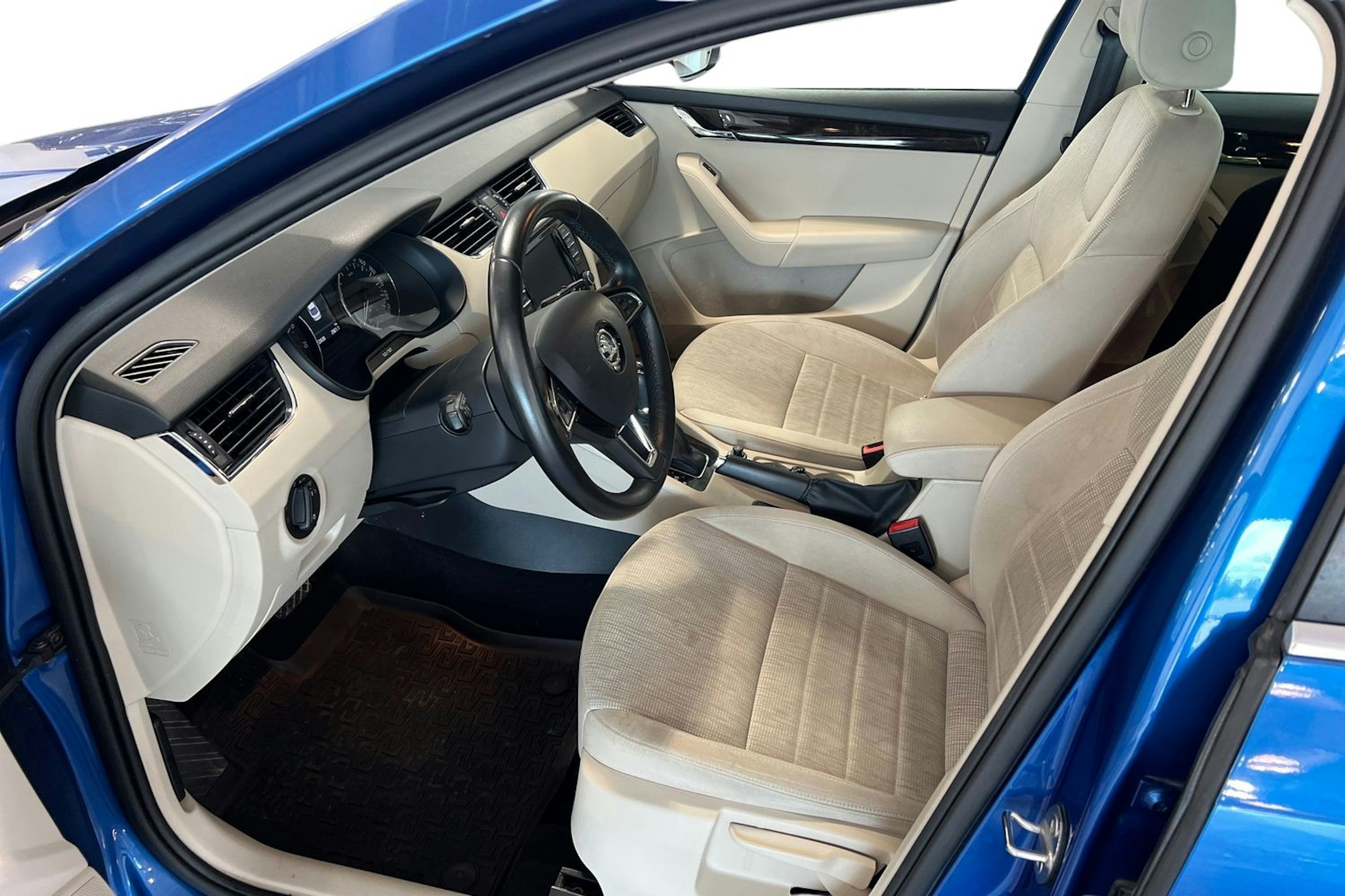 sininen Skoda Octavia 2016 kuva 3.