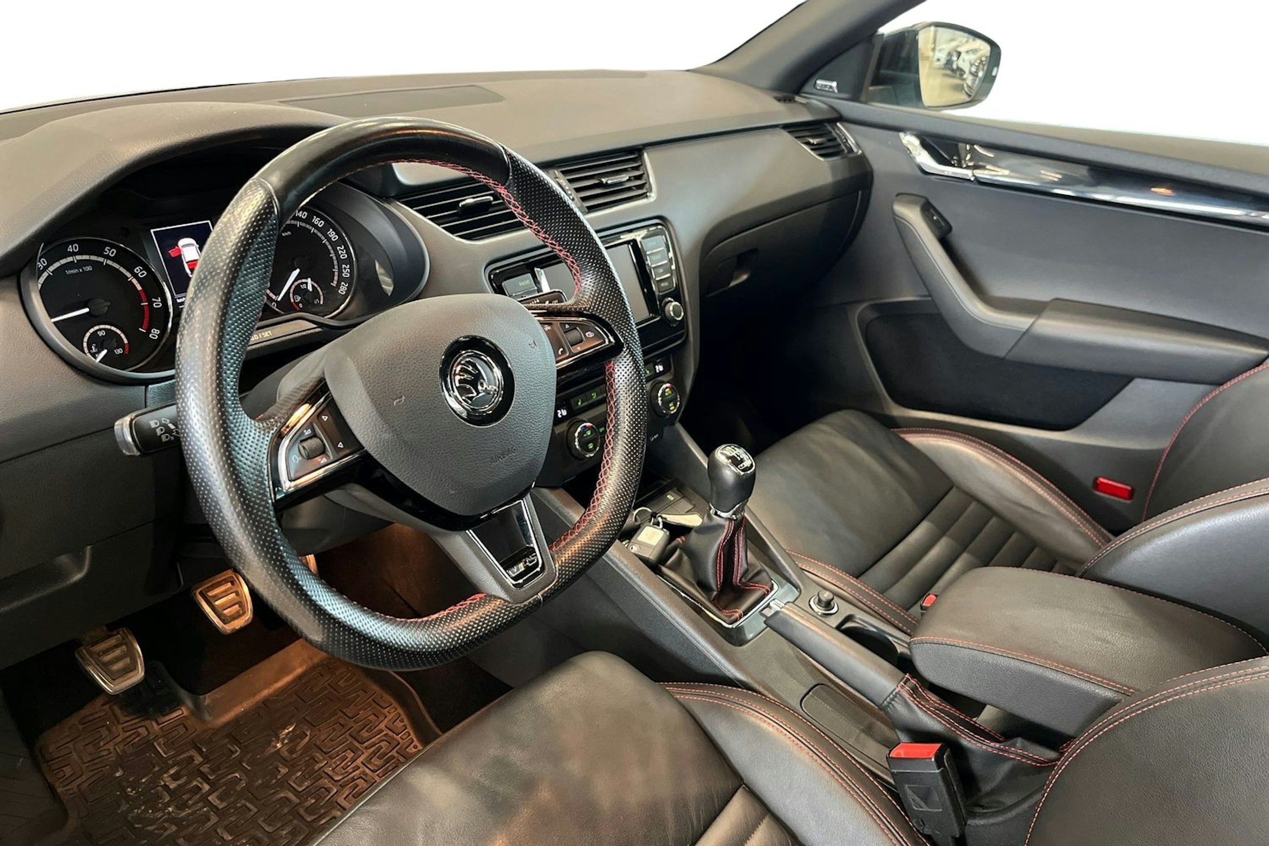 valkoinen Skoda Octavia 2016 kuva 7.