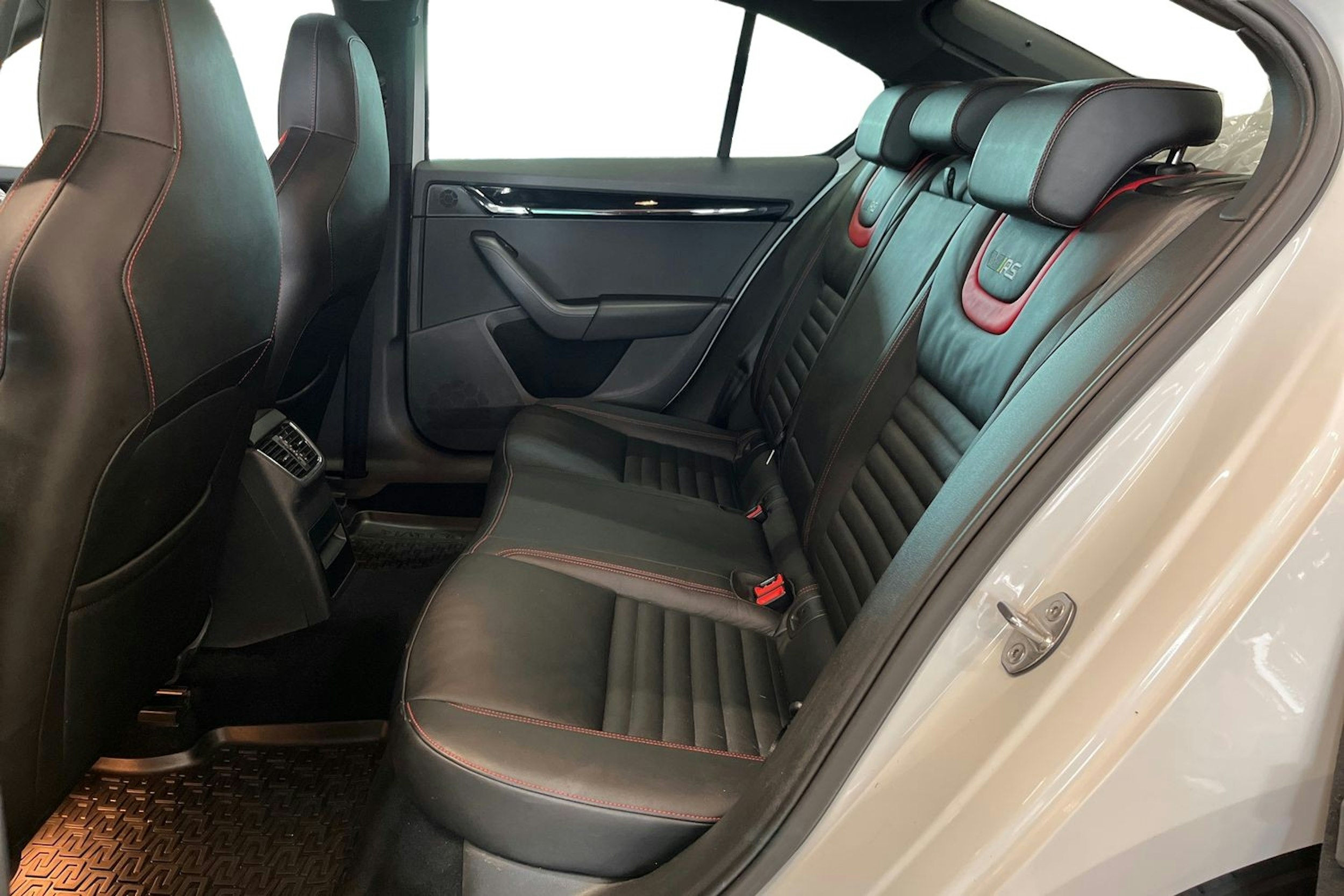 valkoinen Skoda Octavia 2016 kuva 10.