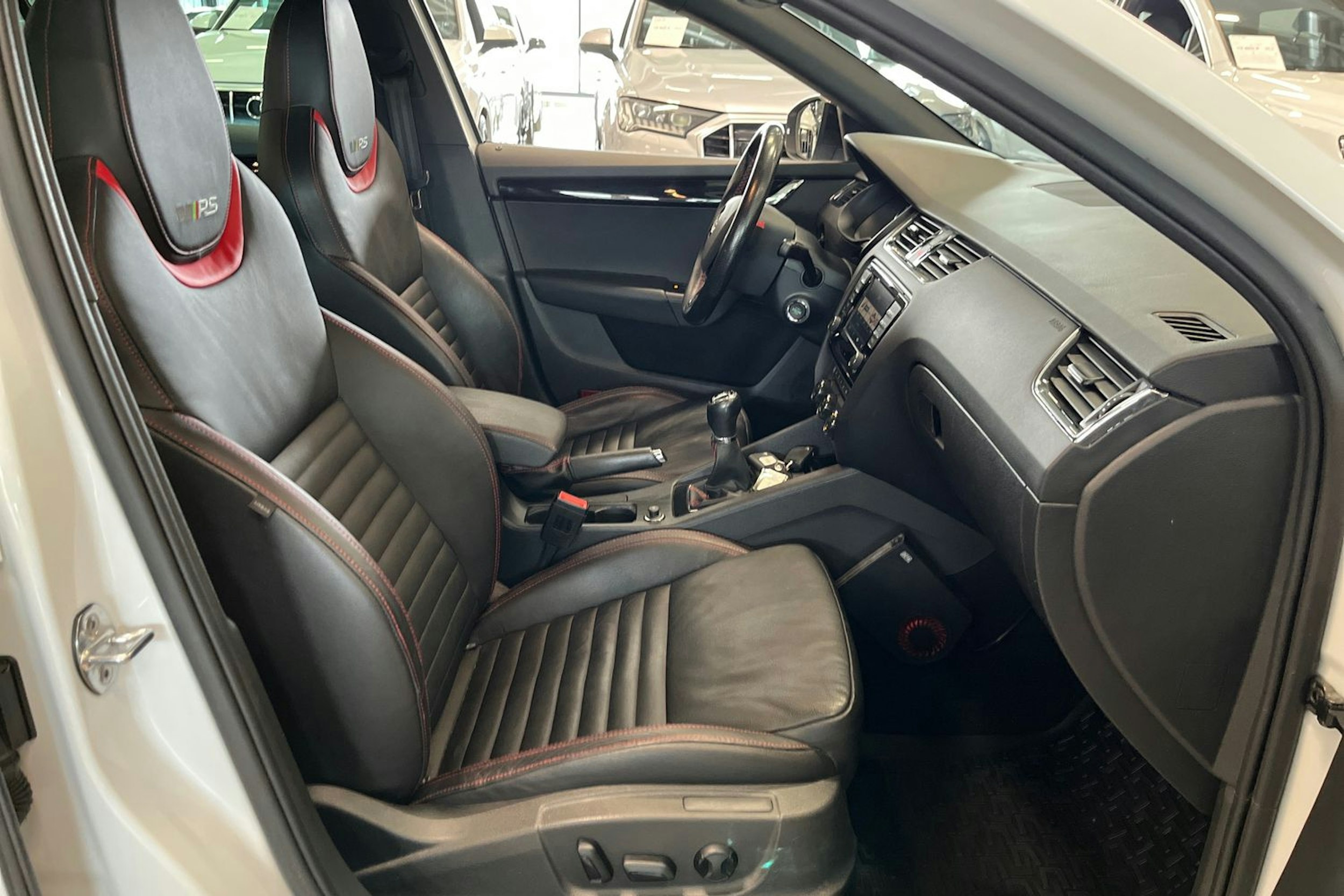 valkoinen Skoda Octavia 2016 kuva 14.