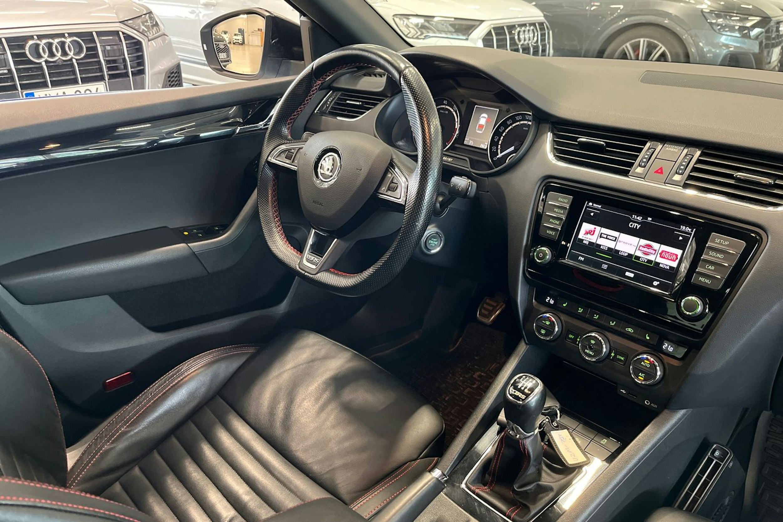 valkoinen Skoda Octavia 2016 kuva 15.