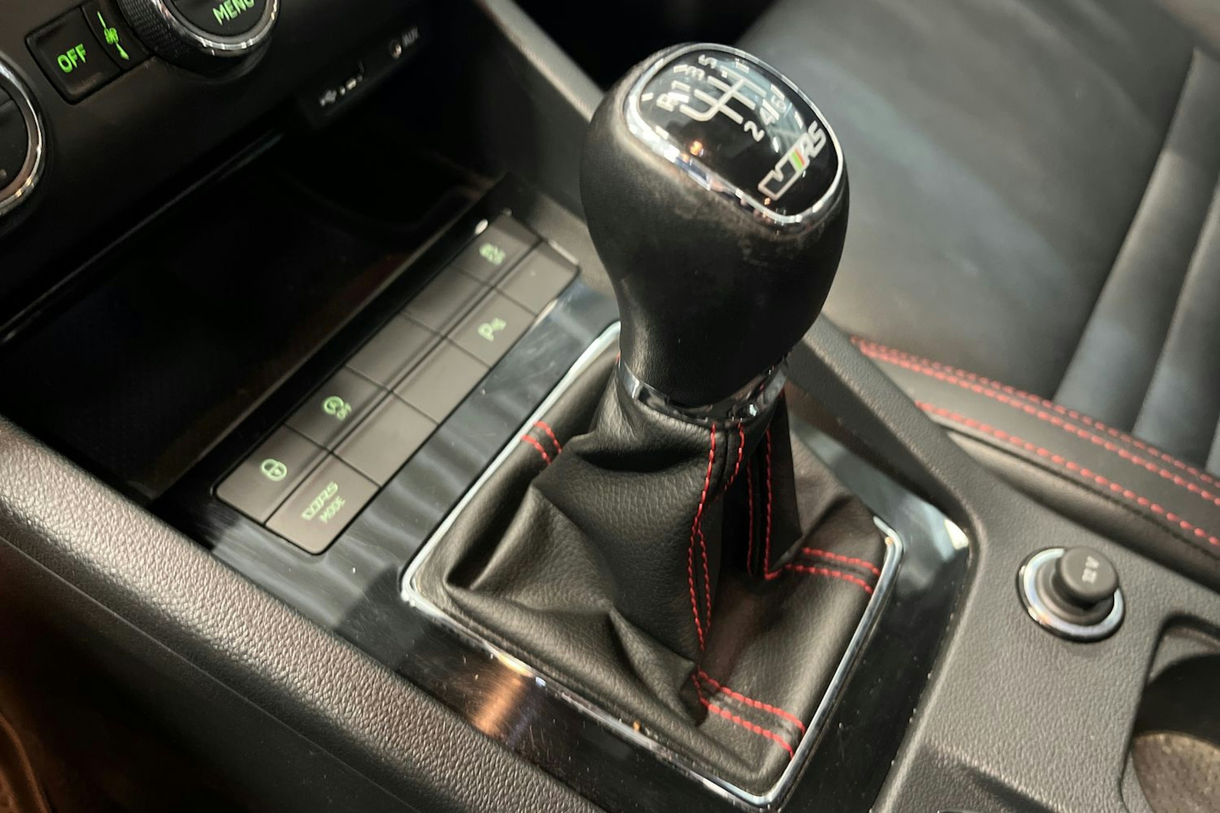 valkoinen Skoda Octavia 2016 kuva 18.