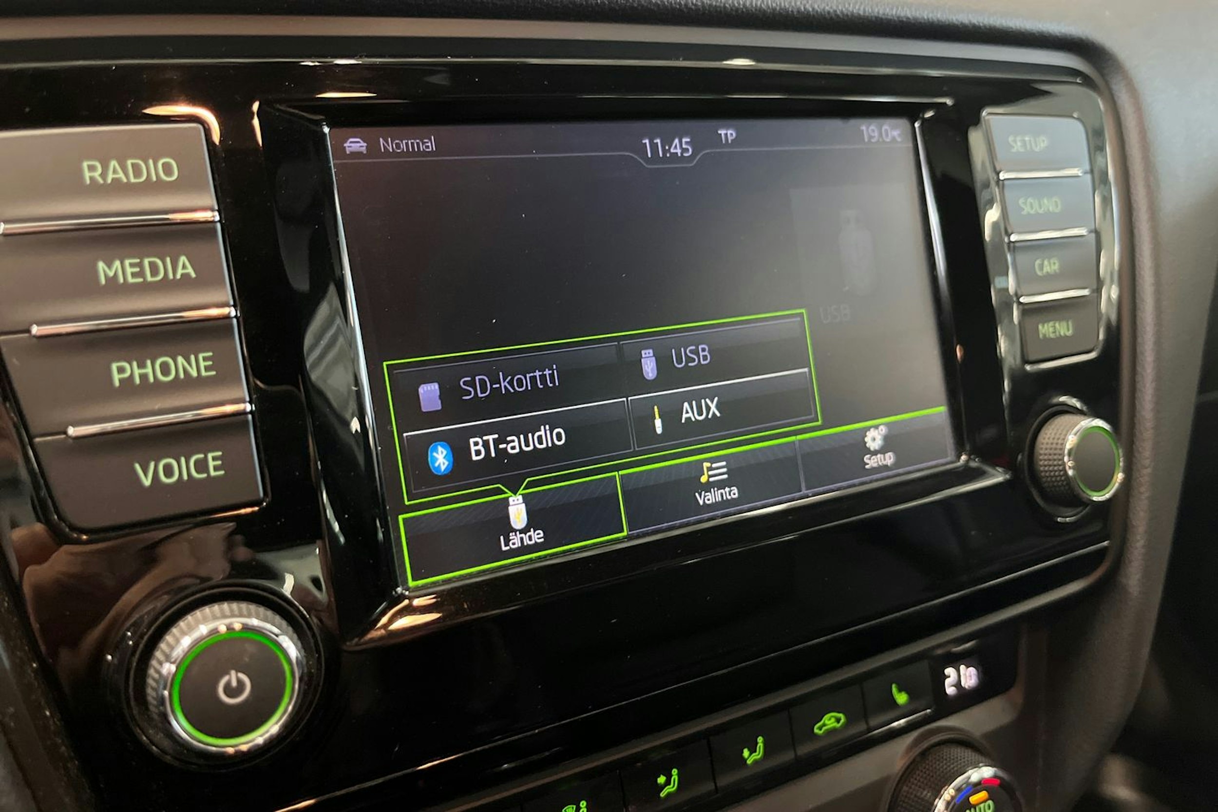 valkoinen Skoda Octavia 2016 kuva 21.