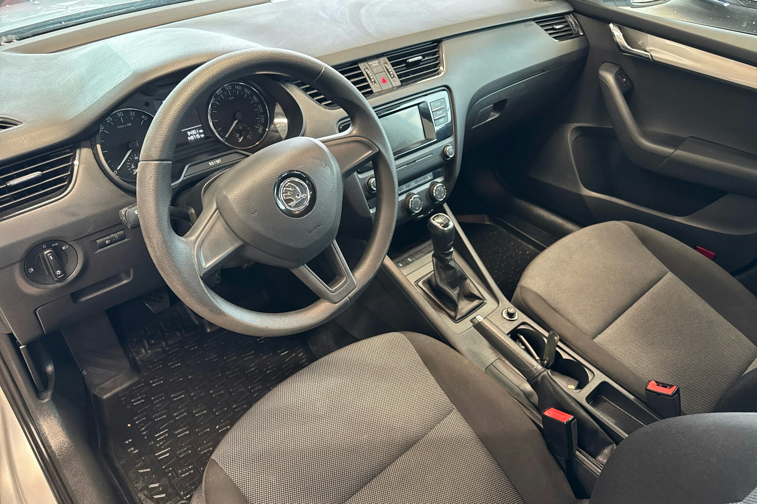 Harmaa Skoda OCTAVIA 2016 kuva 6.