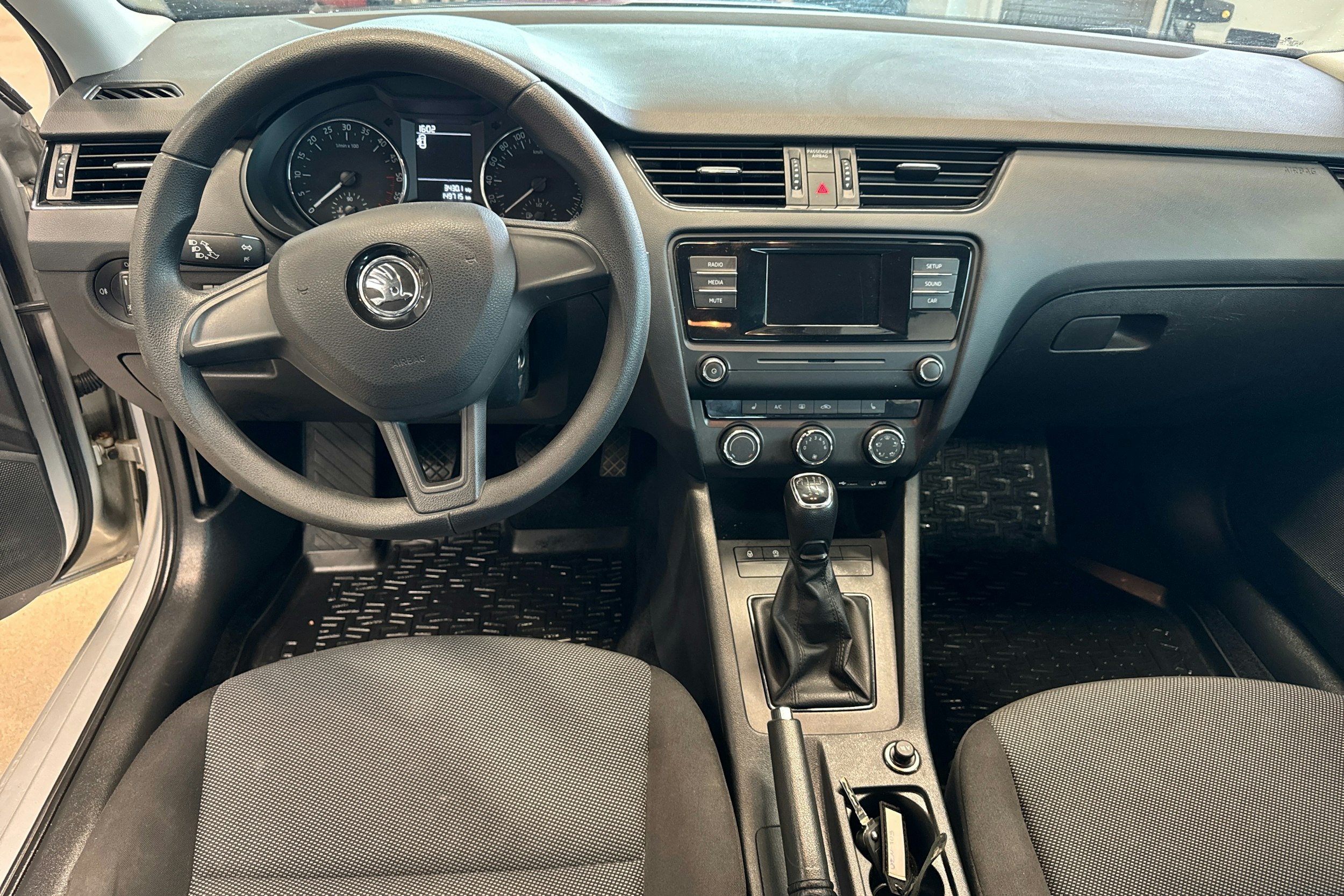 Harmaa Skoda OCTAVIA 2016 kuva 7.
