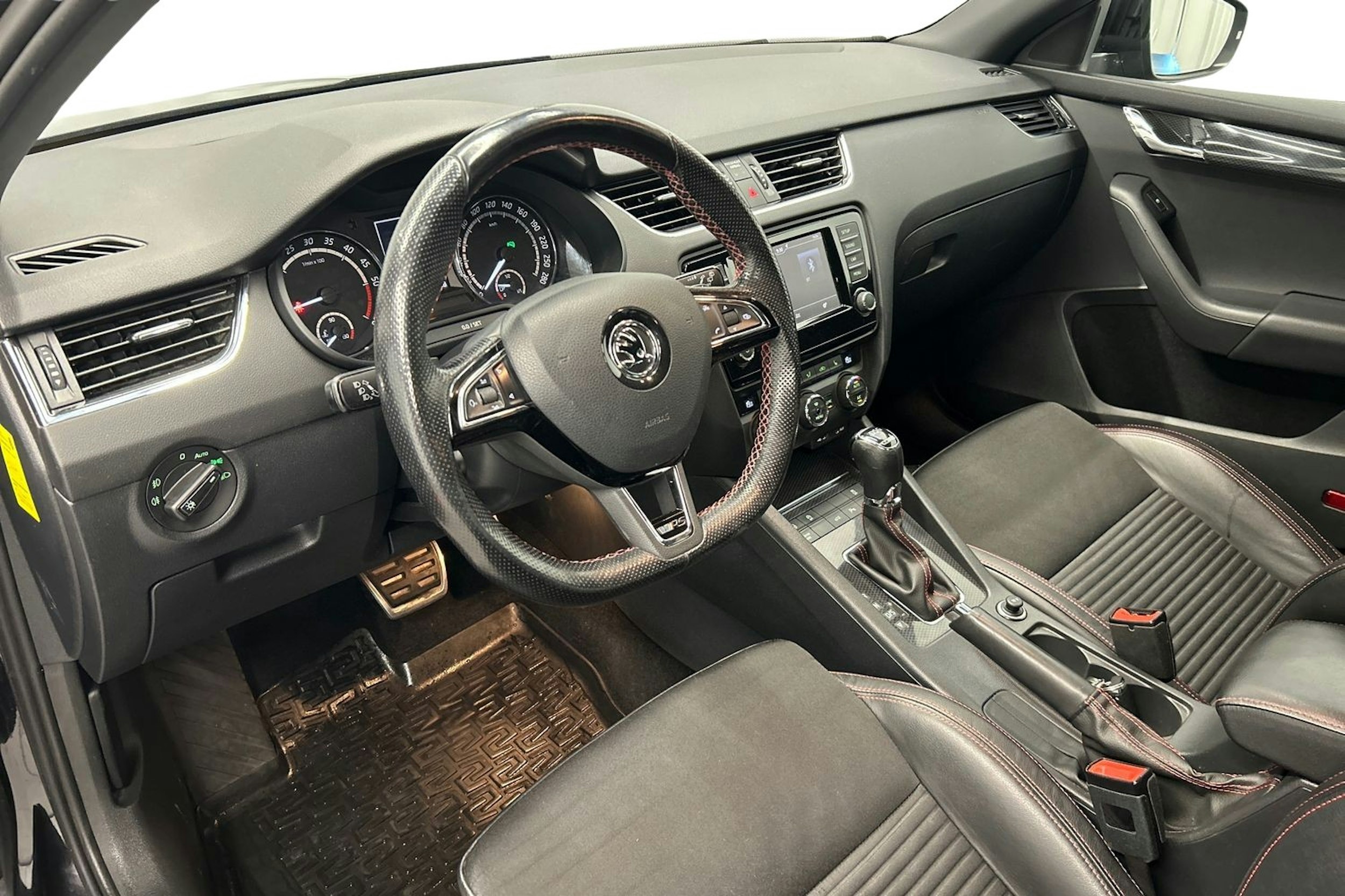 musta Skoda Octavia 2016 kuva 7.