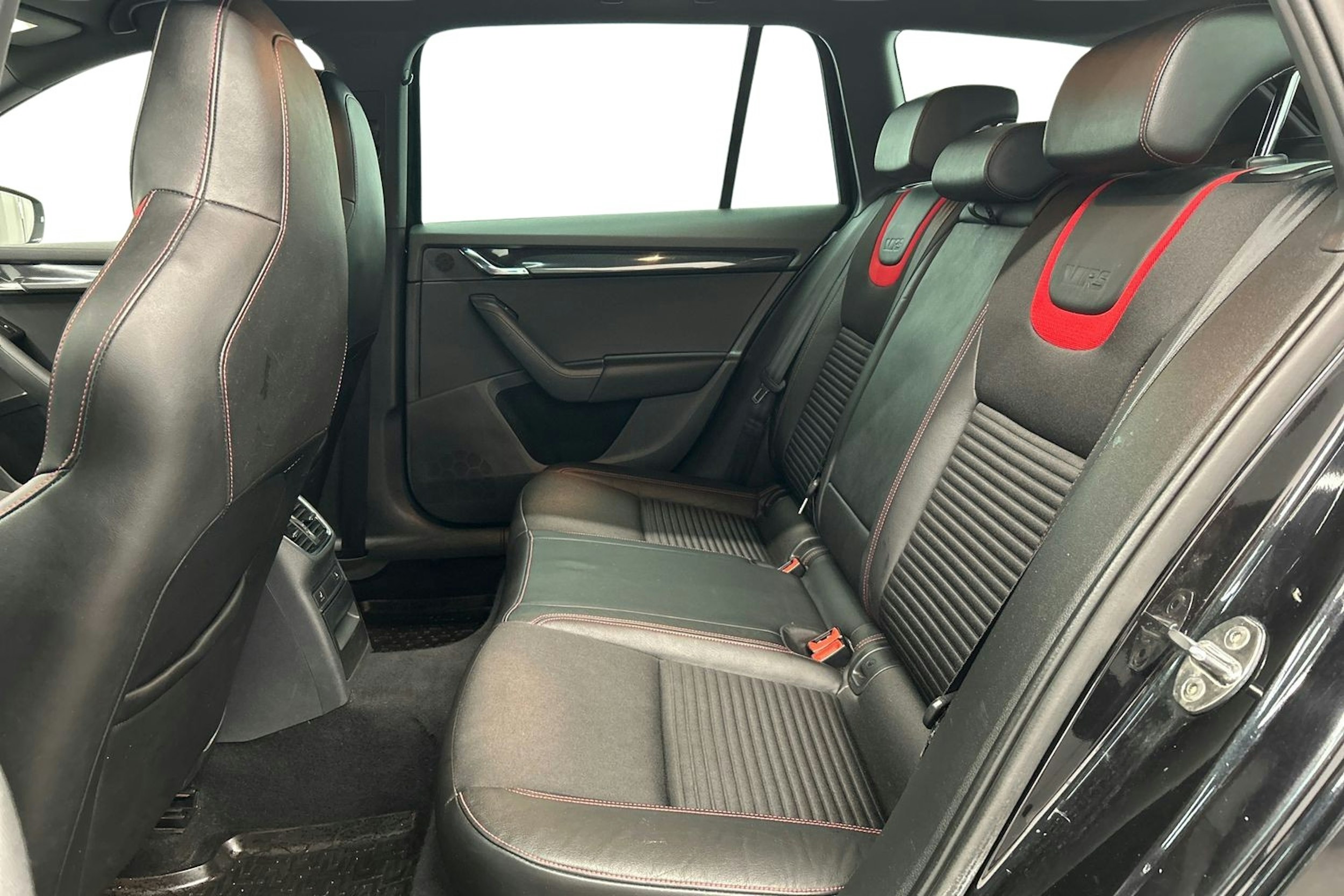 musta Skoda Octavia 2016 kuva 10.