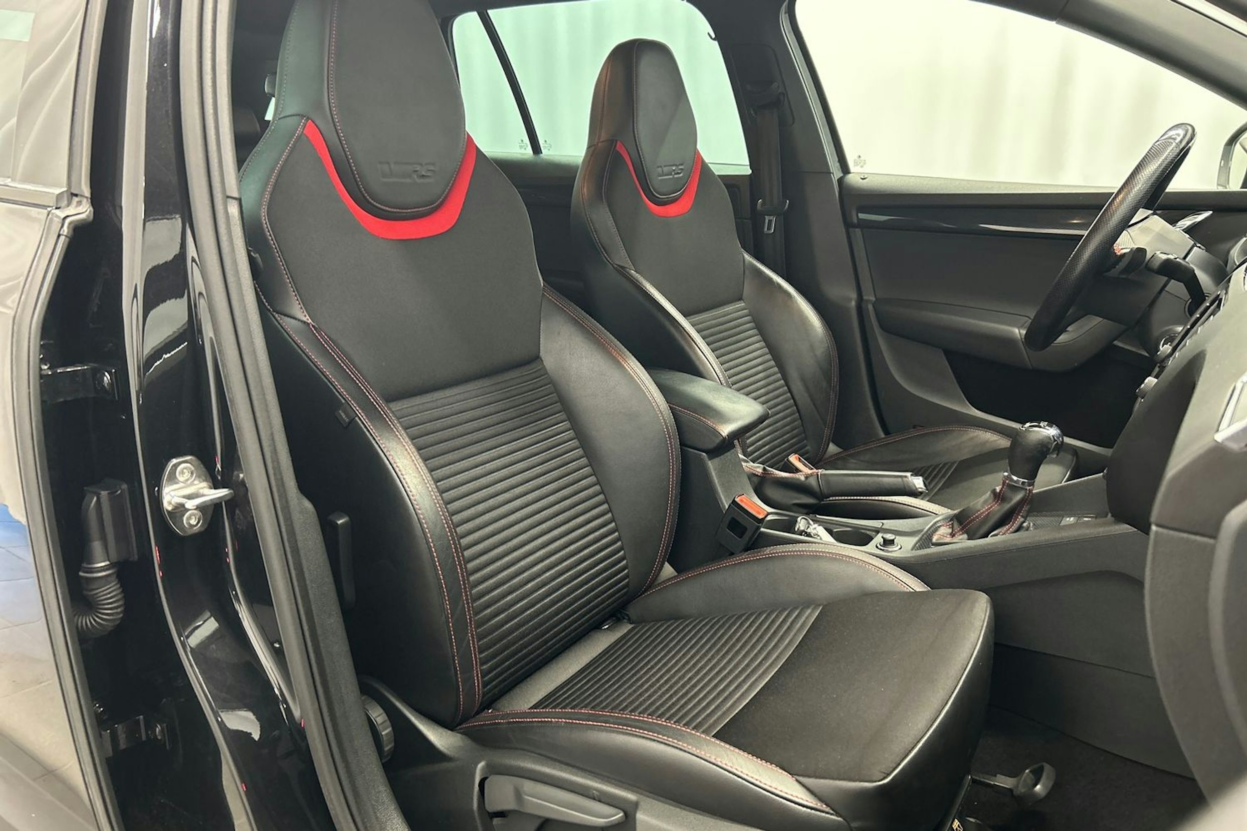 musta Skoda Octavia 2016 kuva 14.