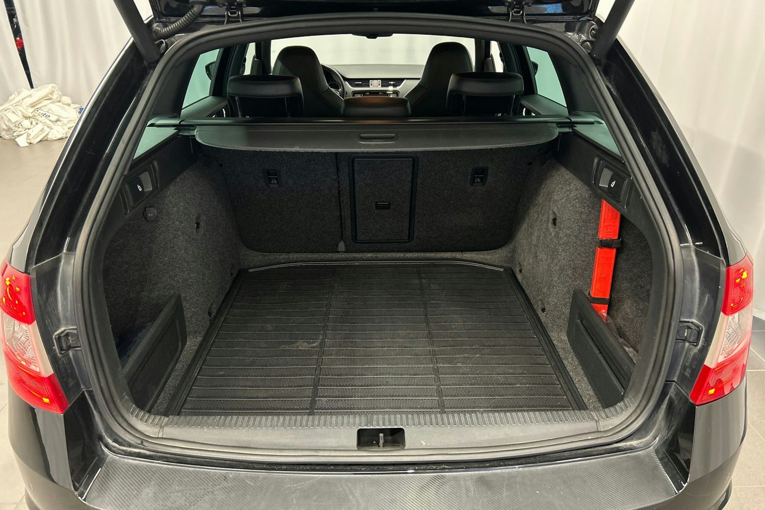 musta Skoda Octavia 2016 kuva 15.