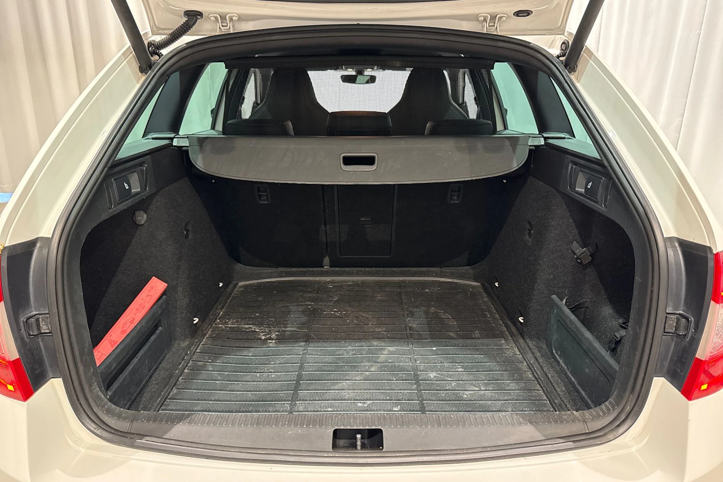 valkoinen Skoda Octavia 2017 kuva 12.