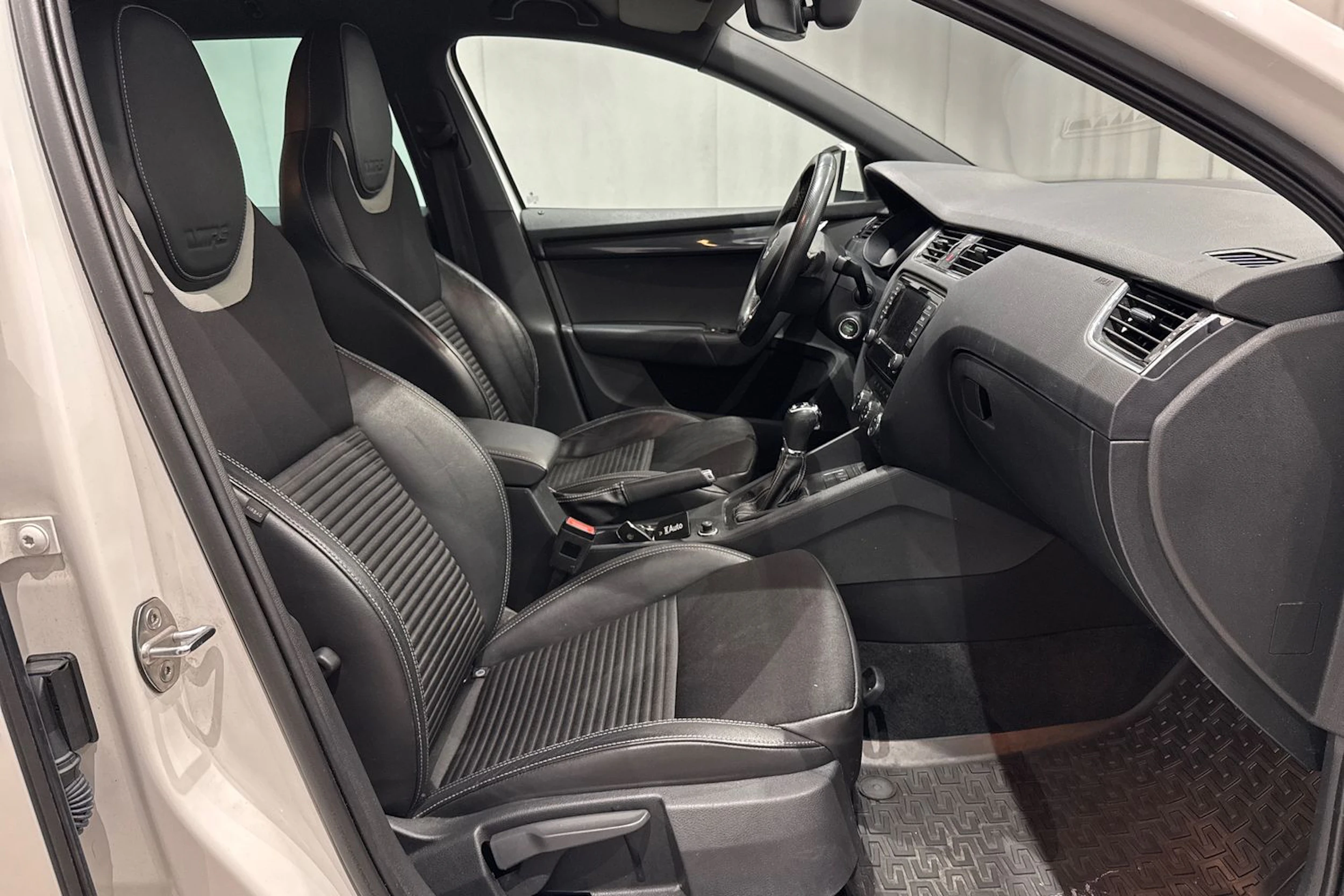 valkoinen Skoda Octavia 2017 kuva 14.