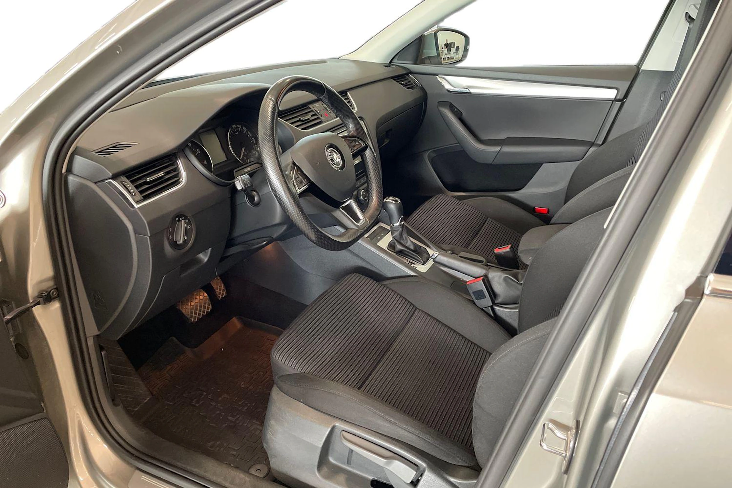 ruskea (beige) Skoda Octavia 2016 kuva 6.