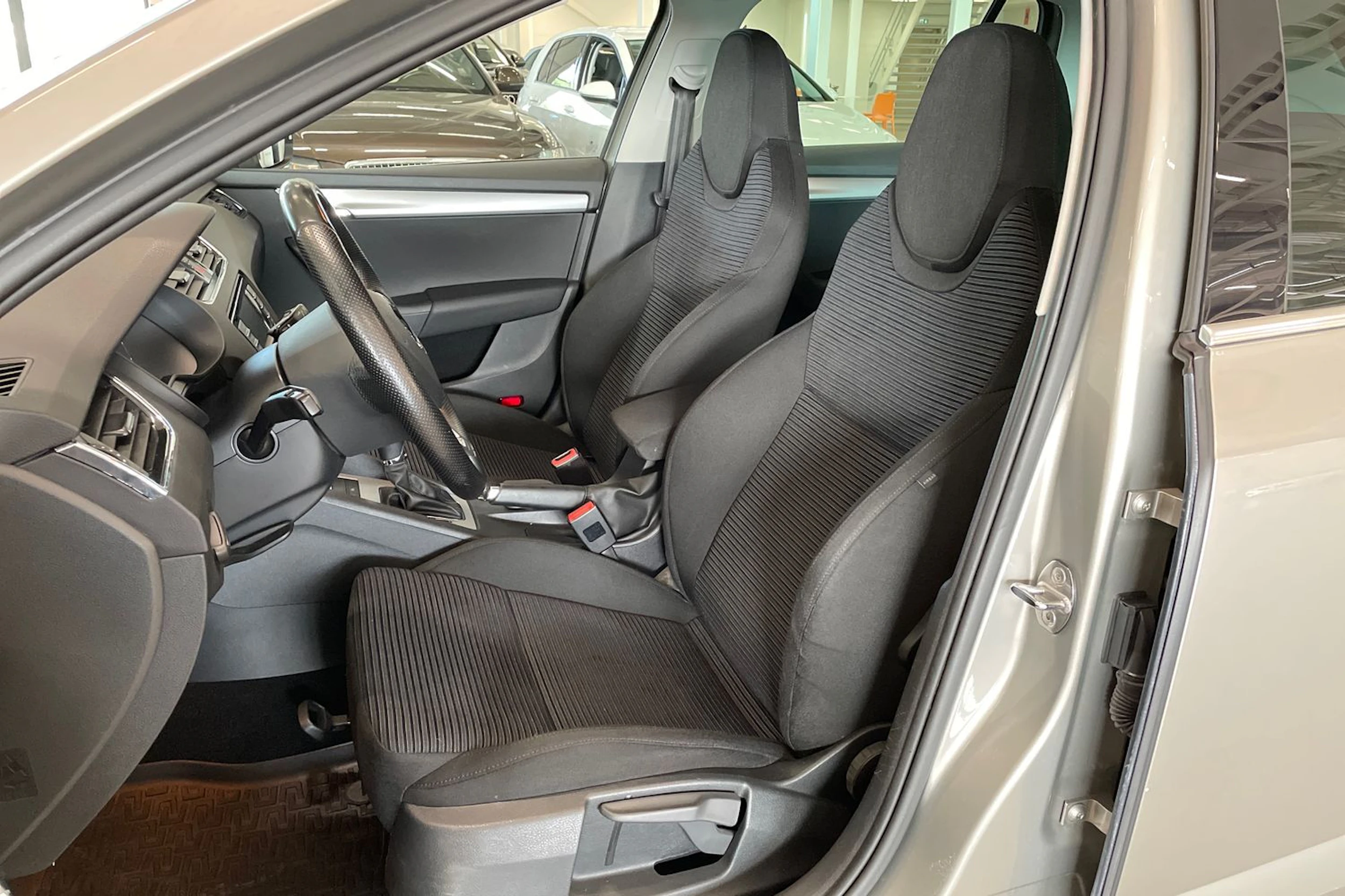 ruskea (beige) Skoda Octavia 2016 kuva 11.