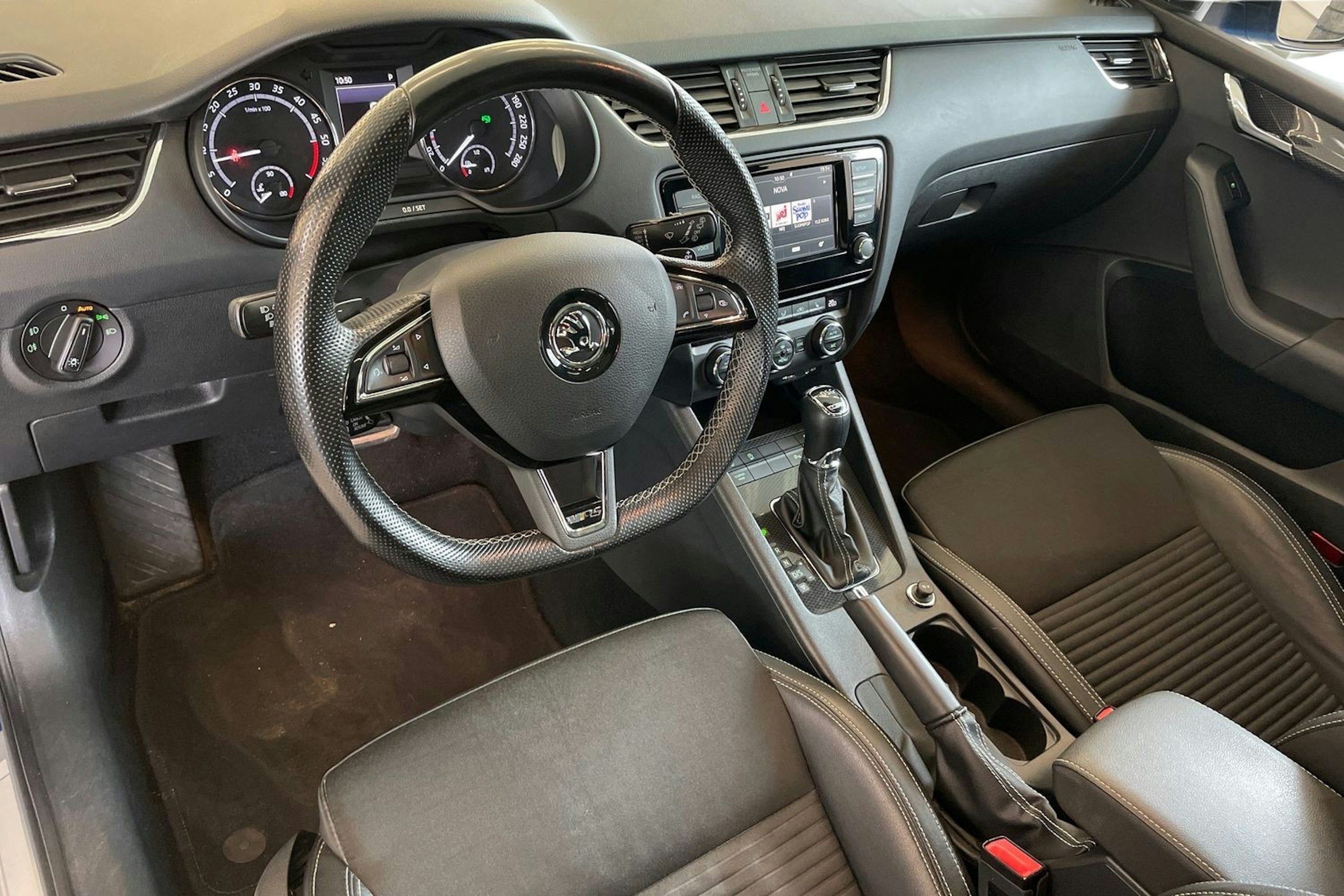 sininen Skoda Octavia 2016 kuva 7.