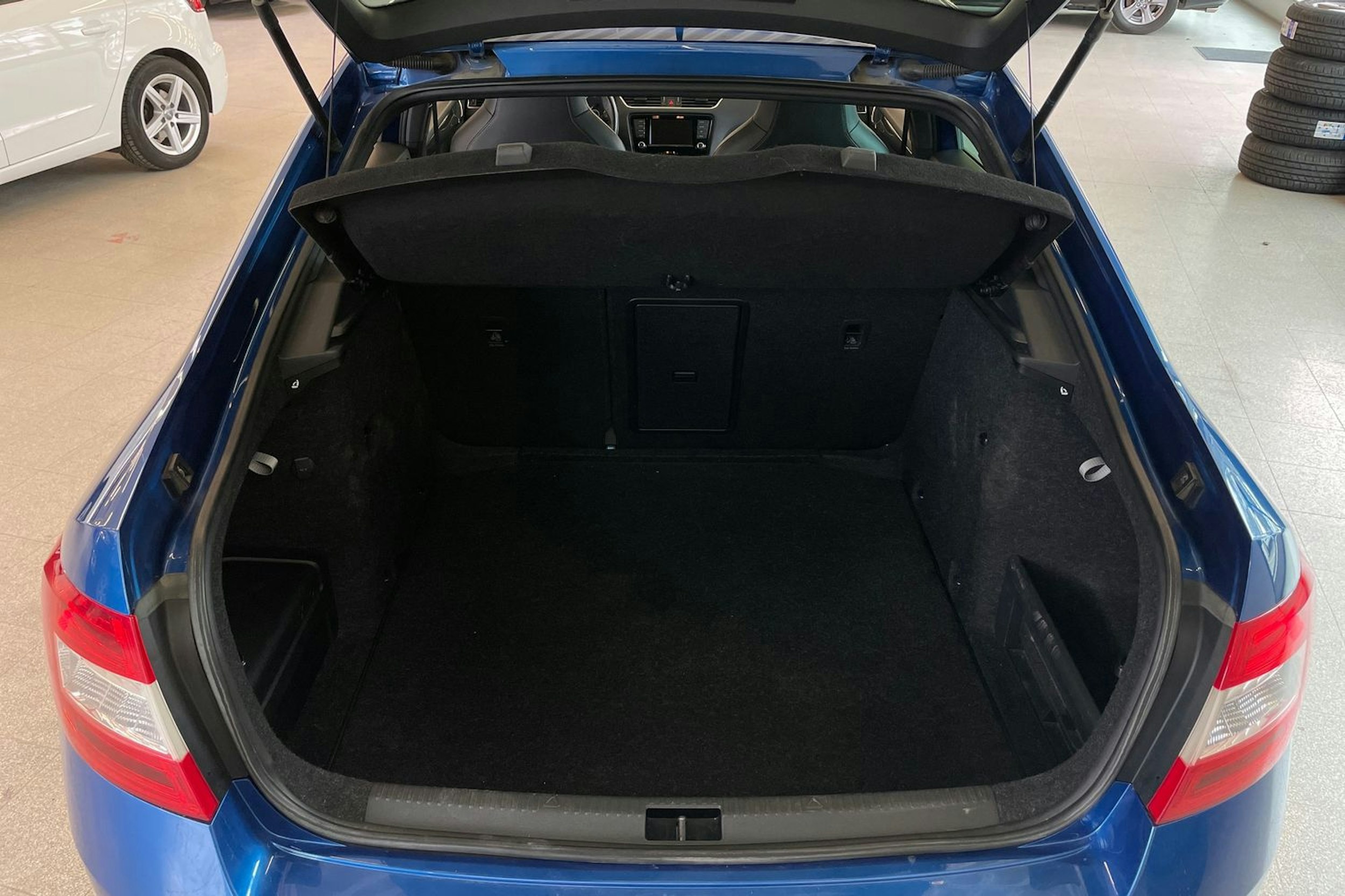 sininen Skoda Octavia 2016 kuva 25.
