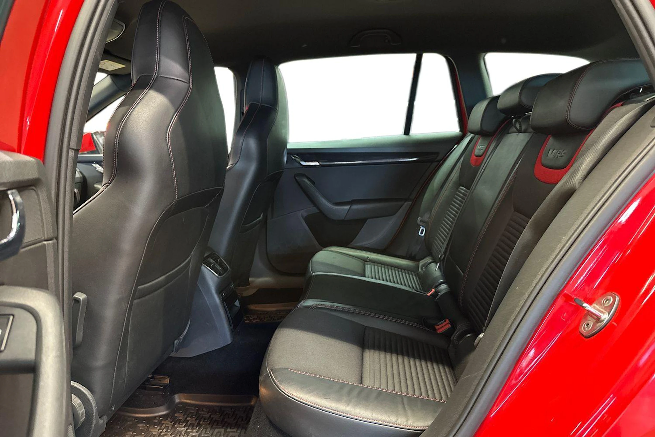 punainen Skoda Octavia 2016 kuva 8.
