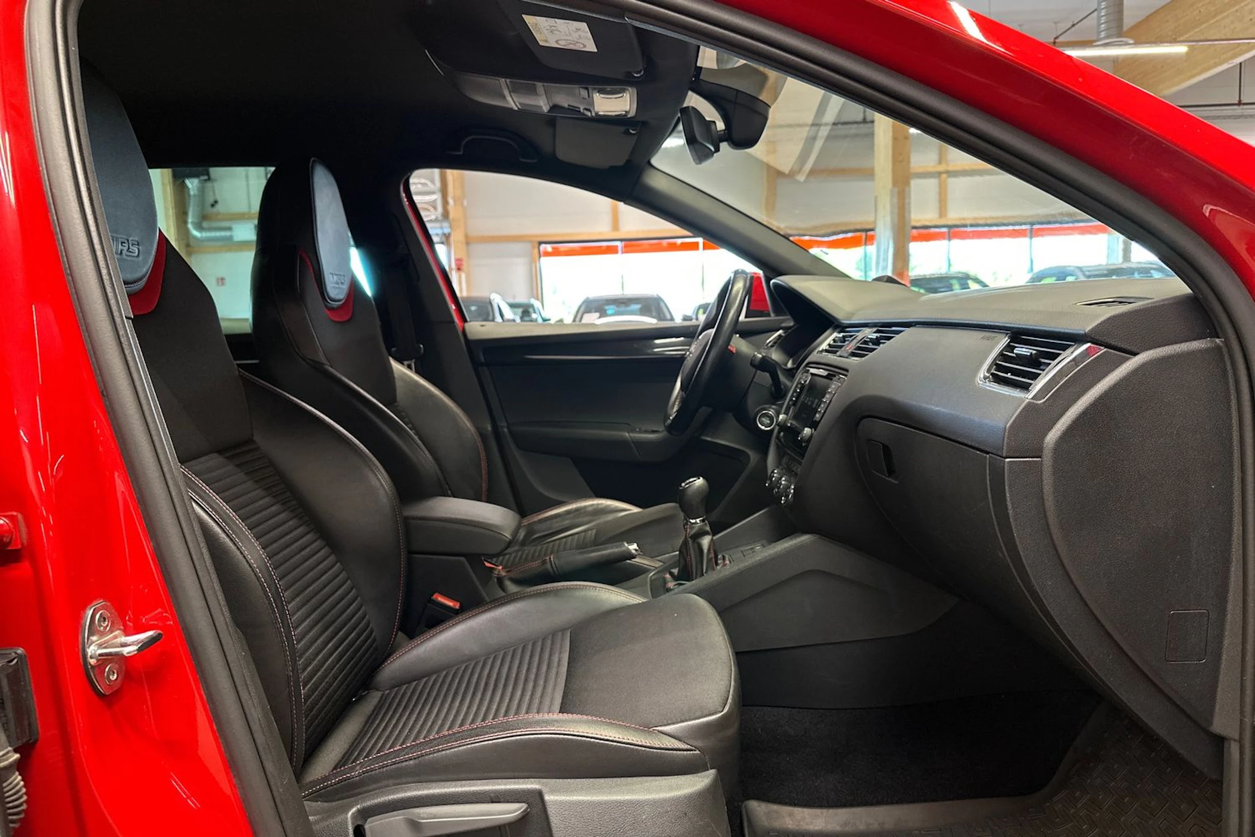 punainen Skoda Octavia 2016 kuva 11.