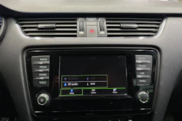 punainen Skoda Octavia 2016 kuva 15.