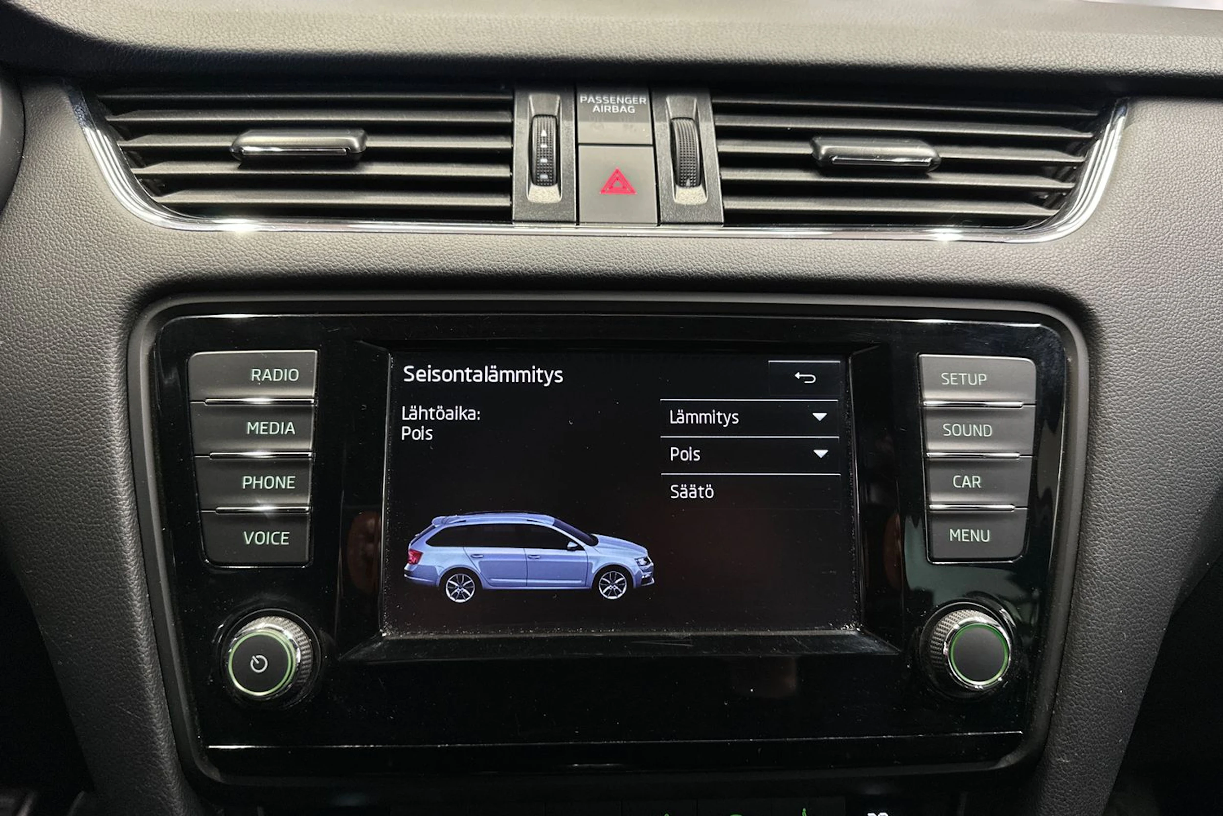 punainen Skoda Octavia 2016 kuva 17.