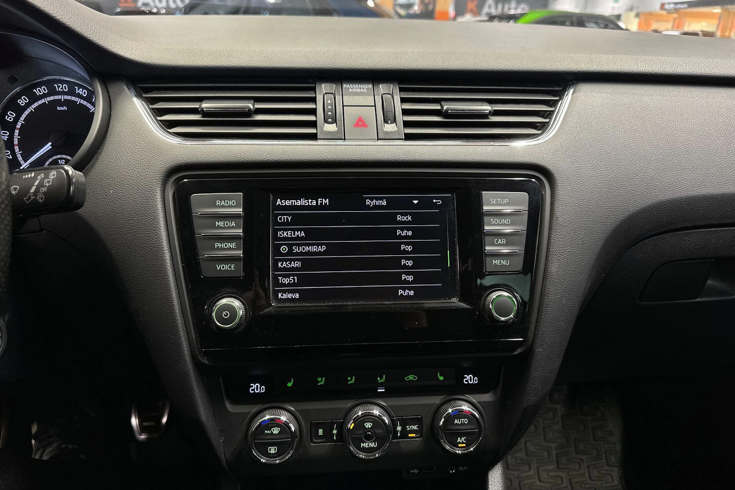 punainen Skoda Octavia 2016 kuva 18.