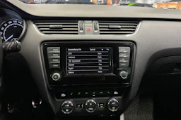punainen Skoda Octavia 2016 kuva 18.