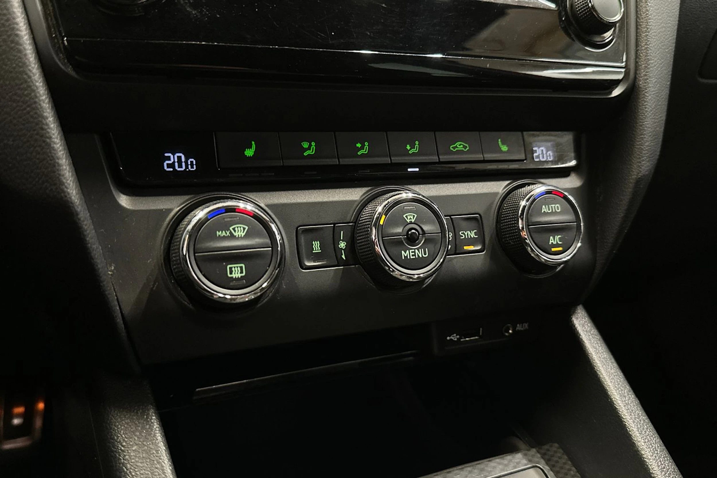 punainen Skoda Octavia 2016 kuva 19.